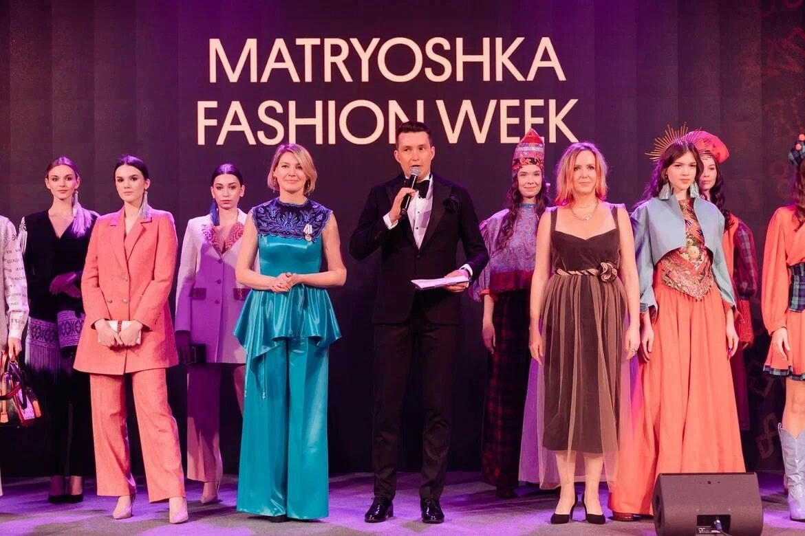 Ведущий с моделями на сцене показа Matryoshka Fashion Week