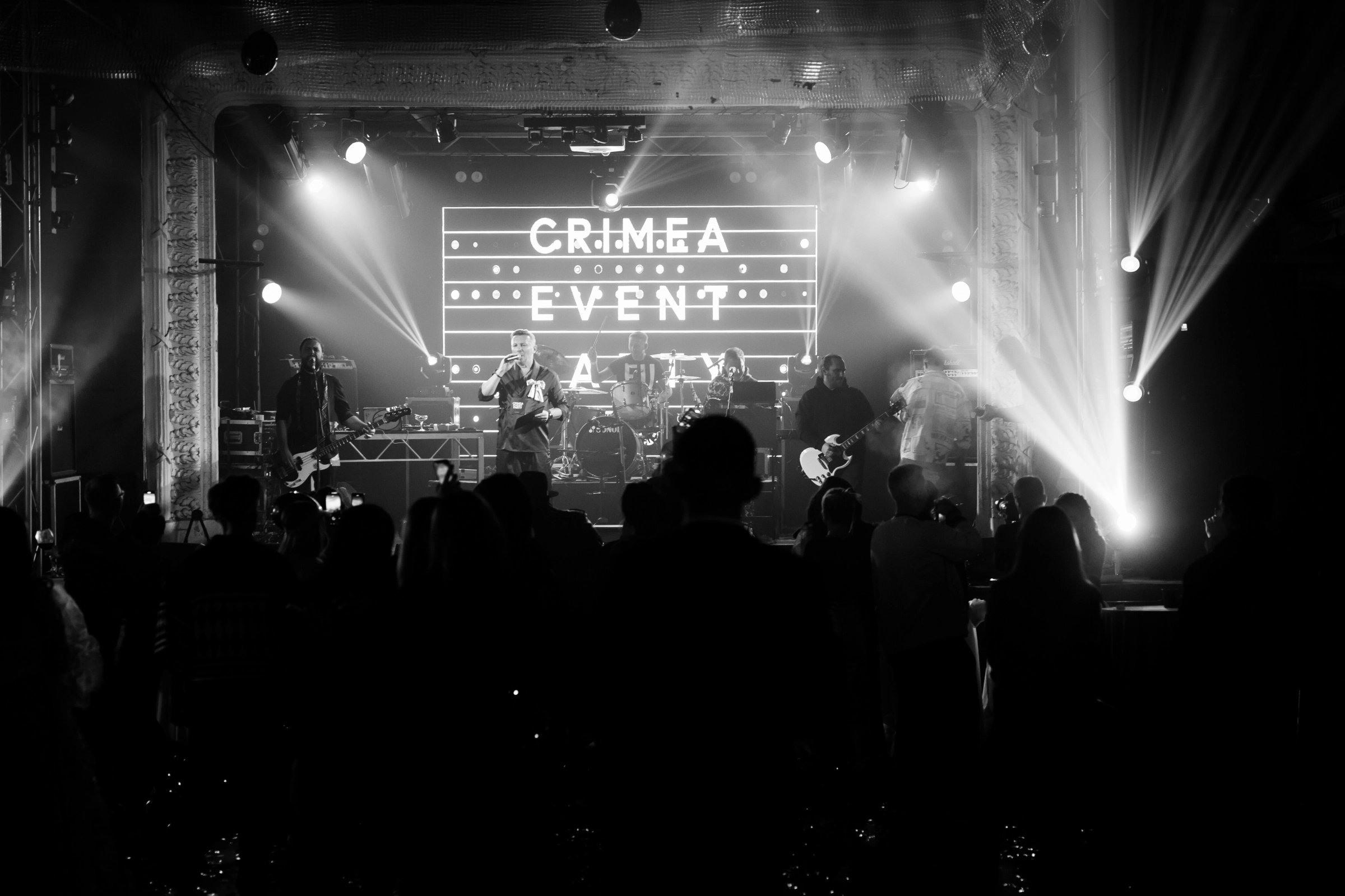 Музыканты на сцене перед толпой на Crimea Event Party