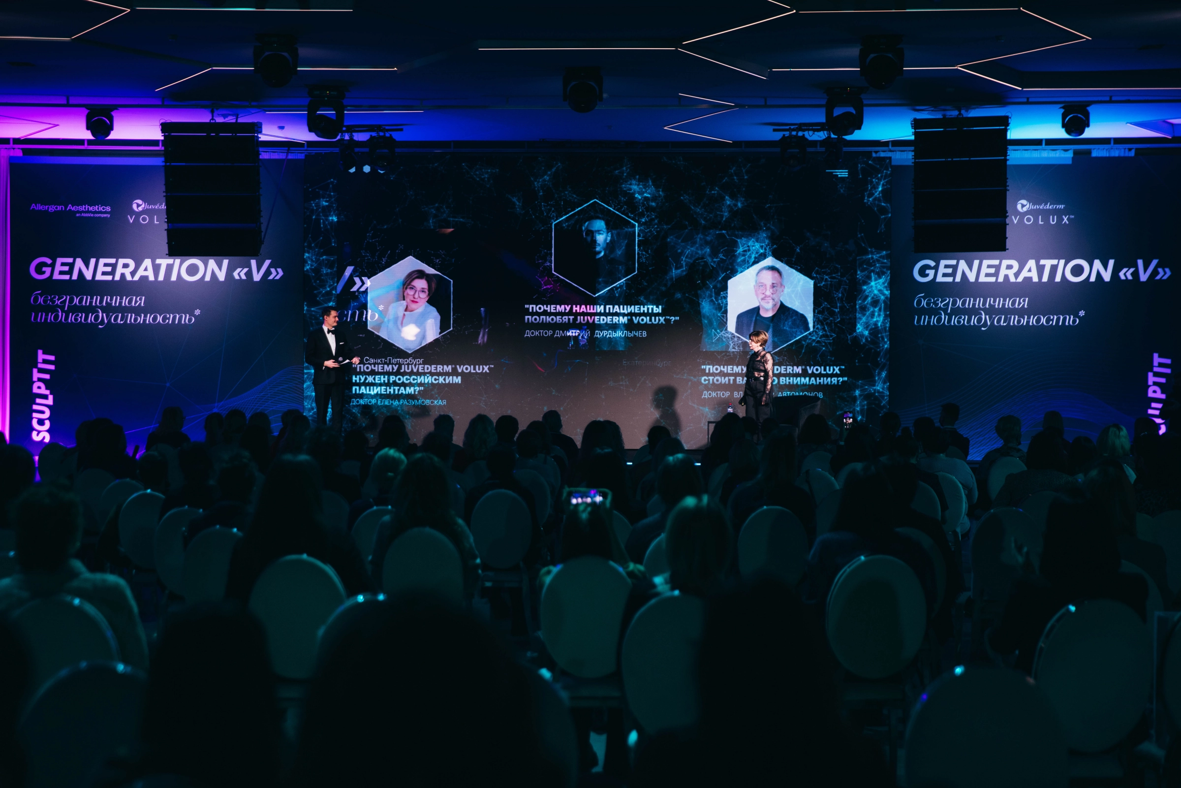 Чёрно-белый портрет мужчины в очках со смартфоном в руках