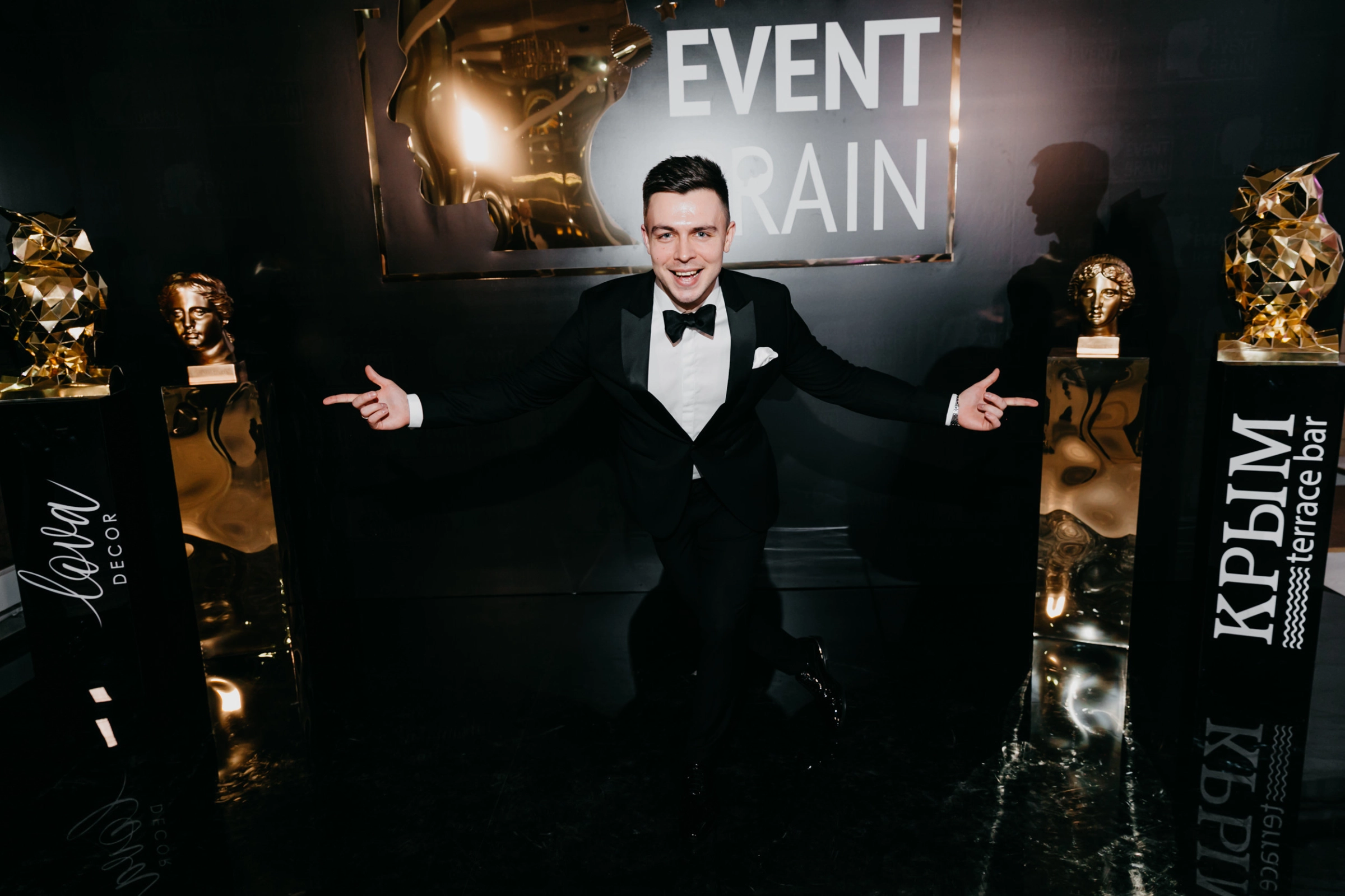 ведущий в смокинге на отраслевой event вечеринке для гостей