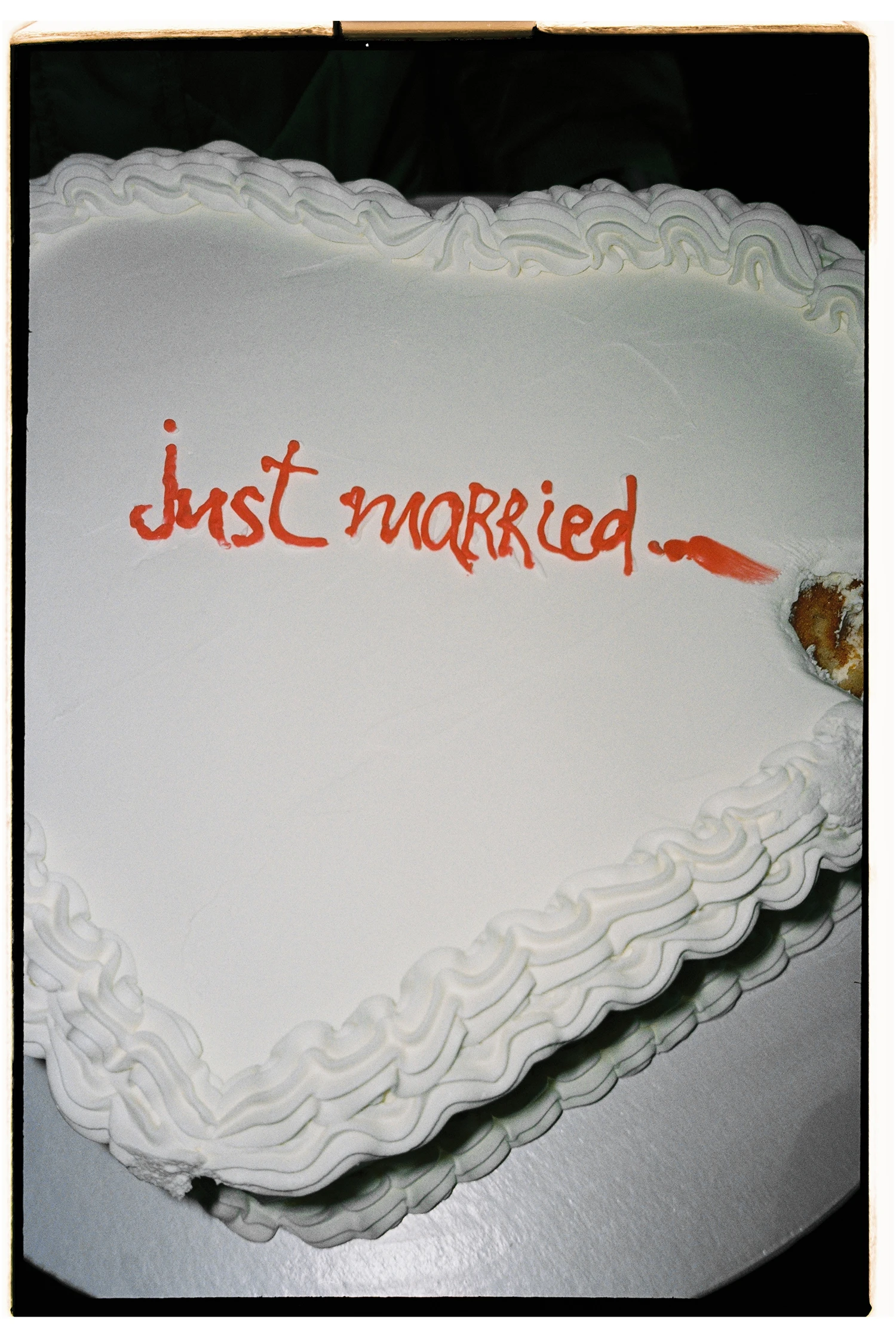 свадебный торт в форме сердца с надписью just married крупным планом