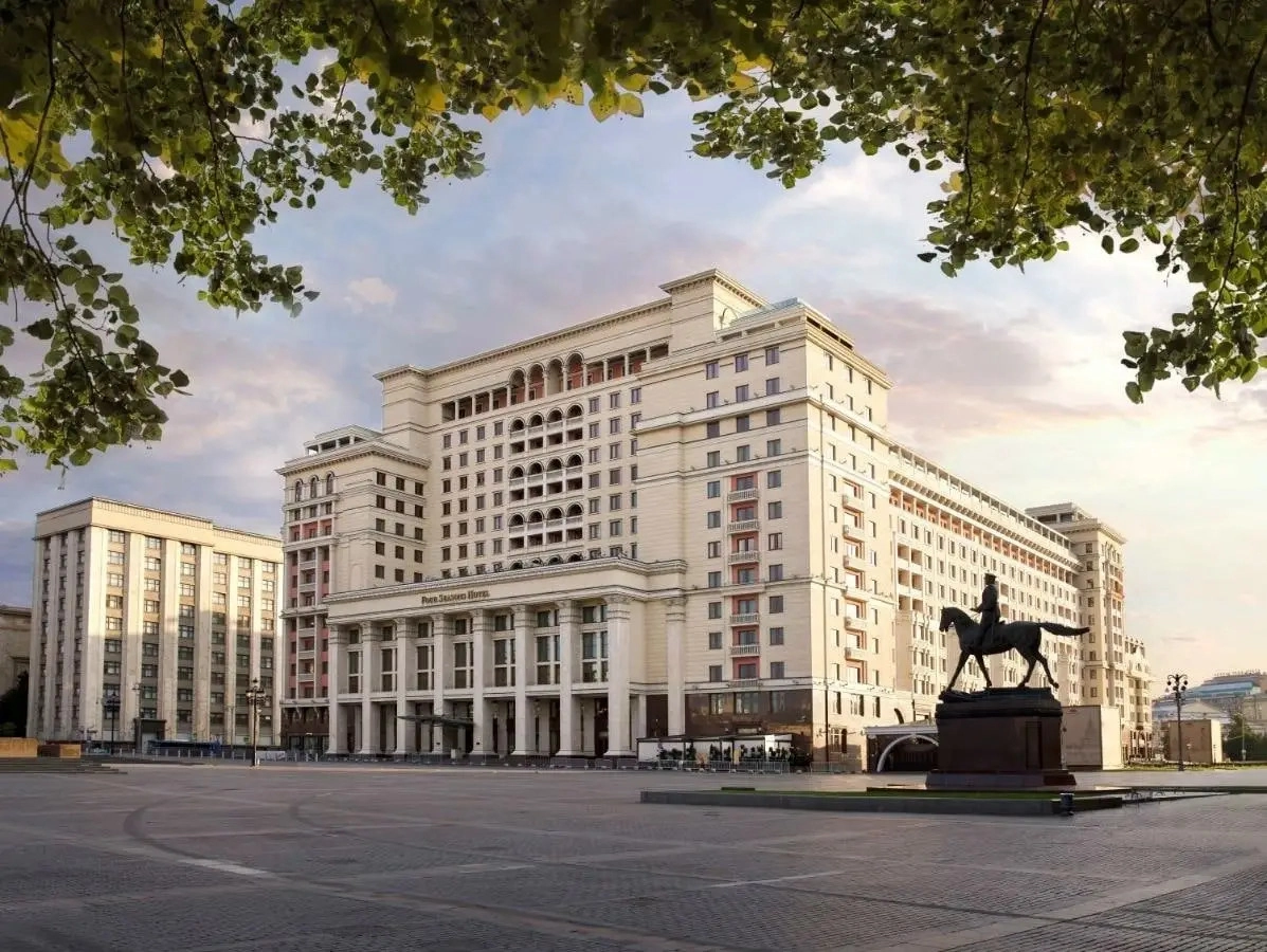 Фасад отеля Four Seasons Moscow на Манежной площади в Москве