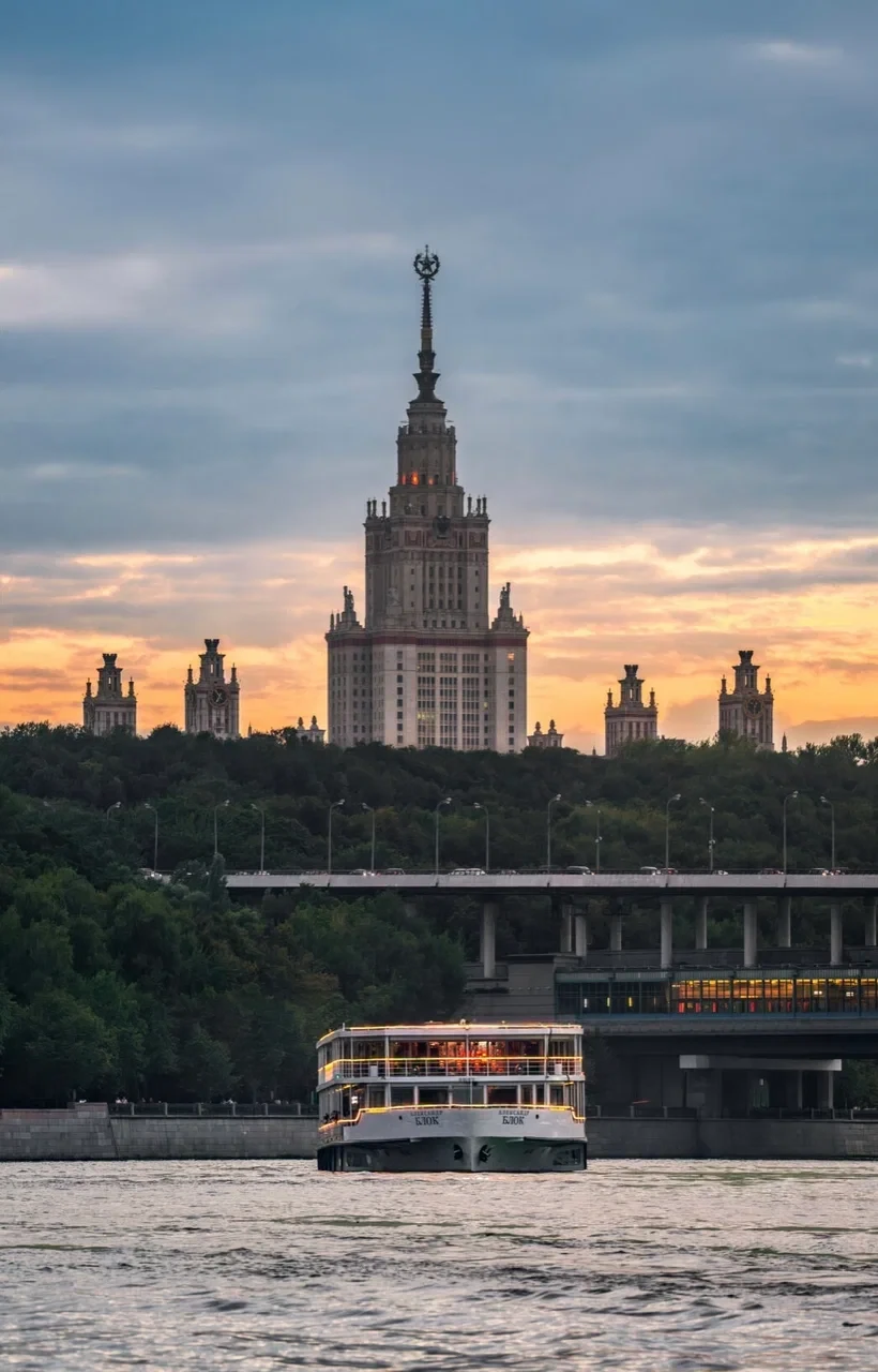 Ресторан-яхта на Москве-реке на фоне заката и высотки МГУ