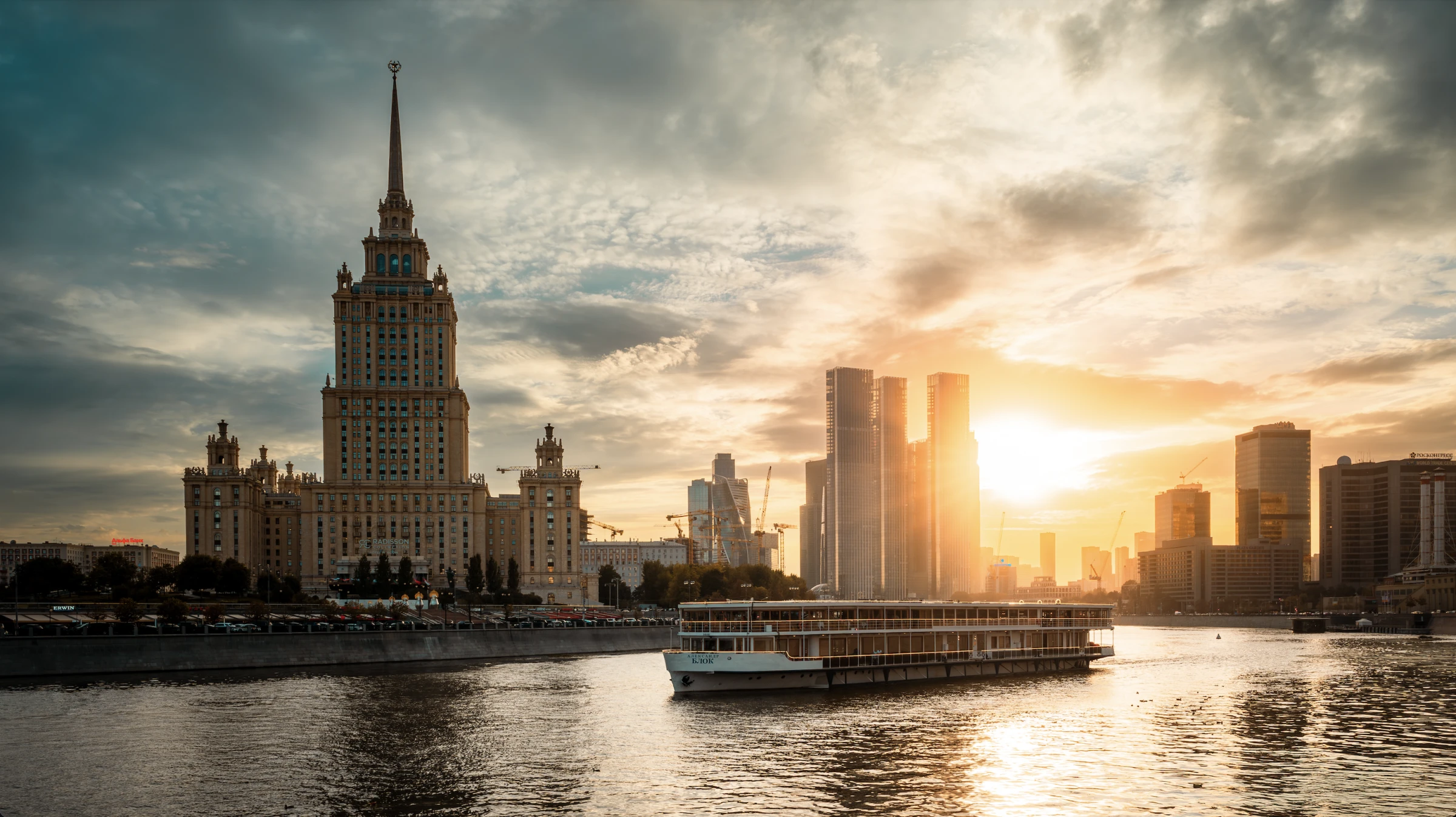 Ресторан-яхта на Москве-реке в закатных тонах у Москва-Сити