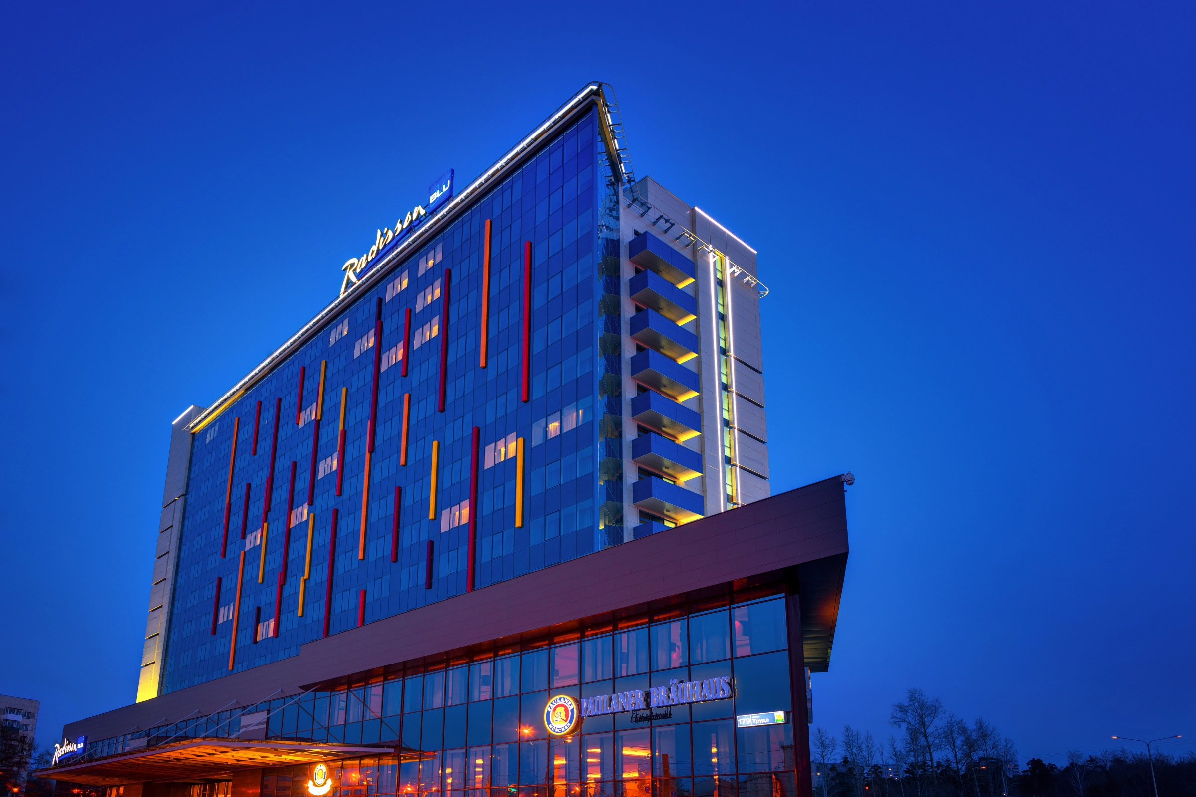 Ночной фасад отеля Radisson Blu с подсветкой окон в Челябинске