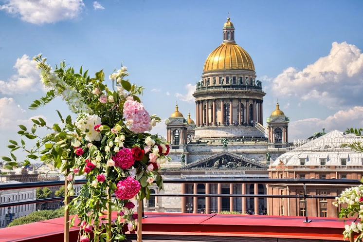 цветочная композиция на крыше с видом на купол Исаакиевского собора
