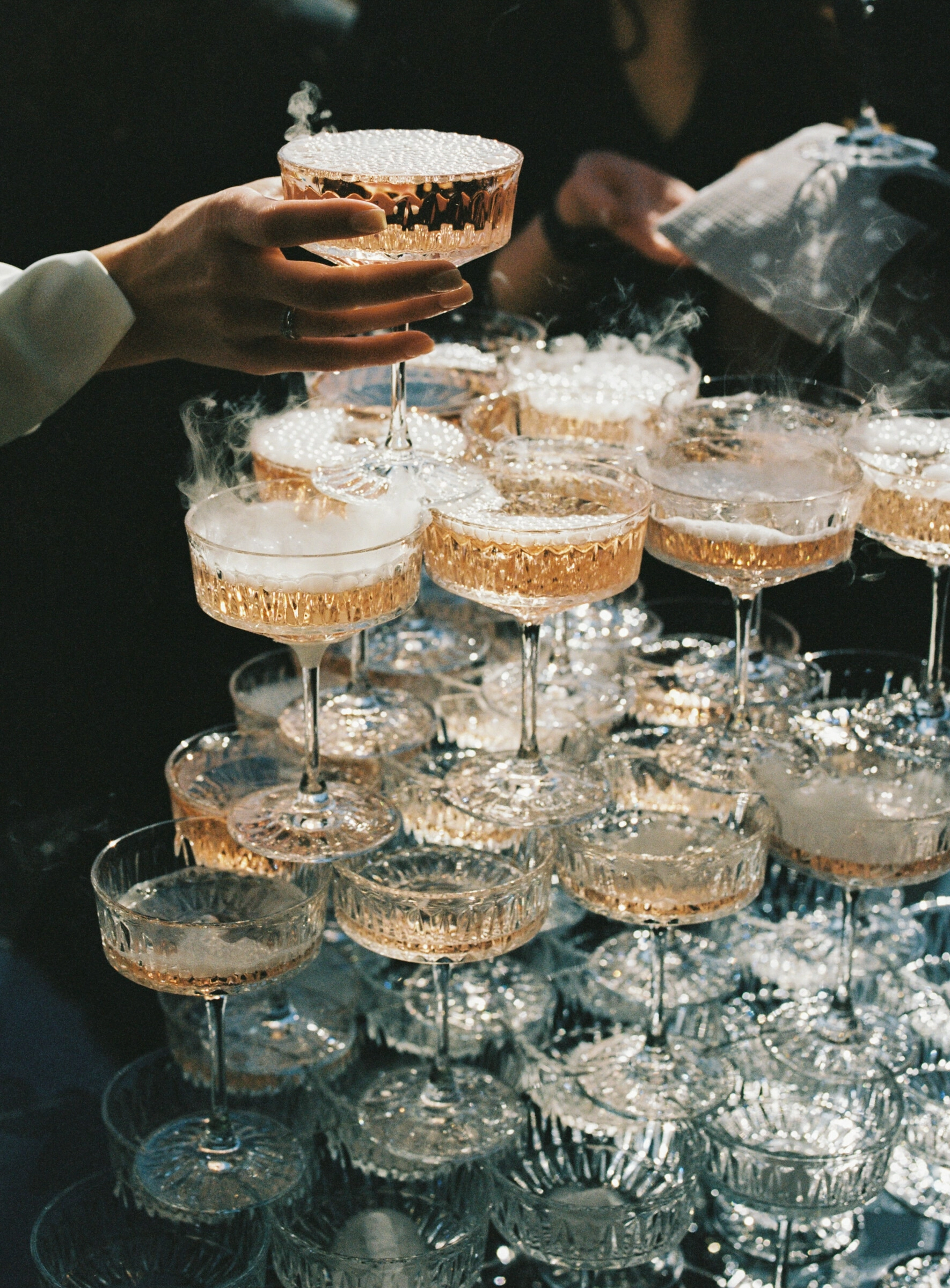 Пирамида бокалов шампанского с эффектом дыма сухого льда на банкете