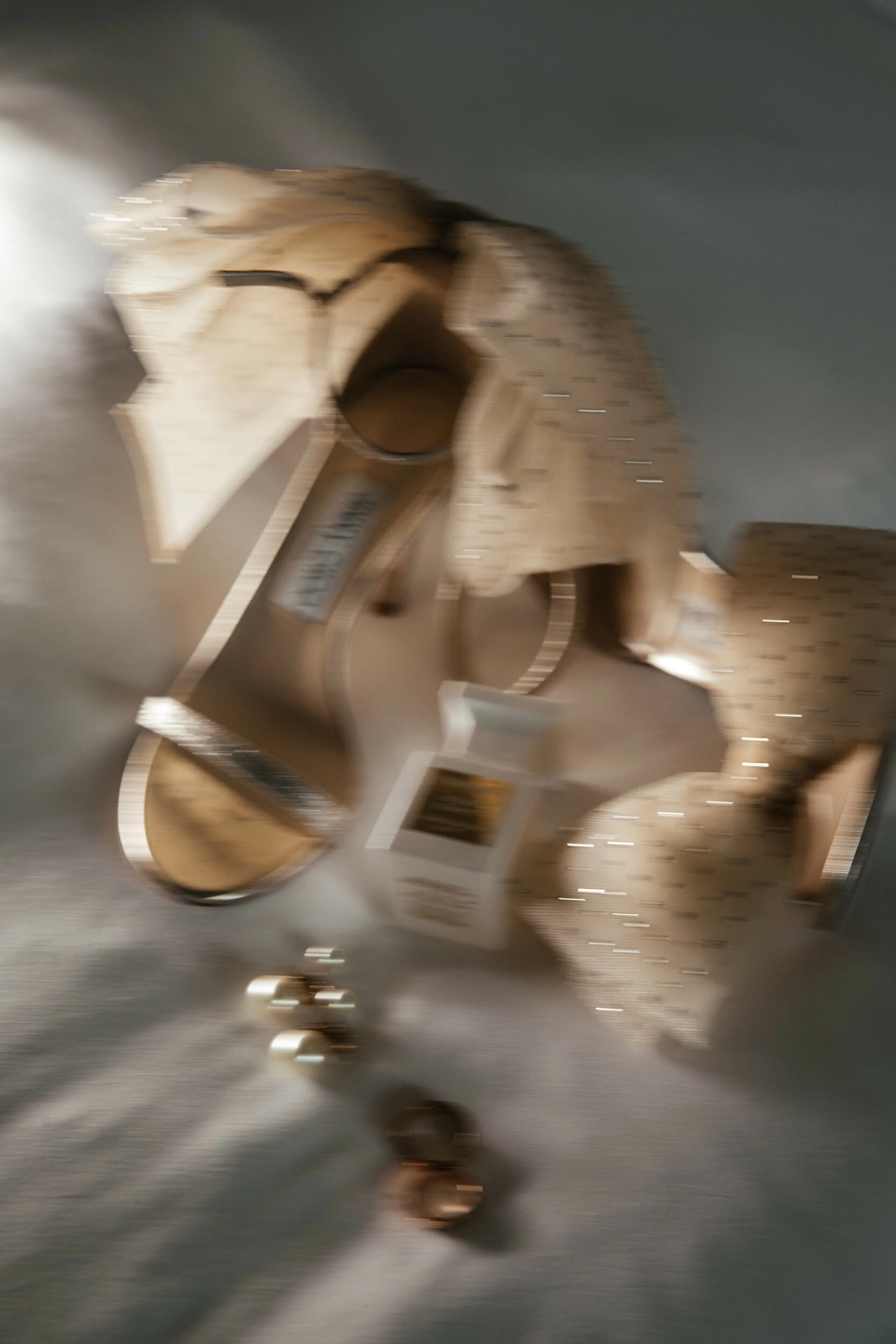 свадебные туфли и парфюм невесты в стиле лёгкого смаза