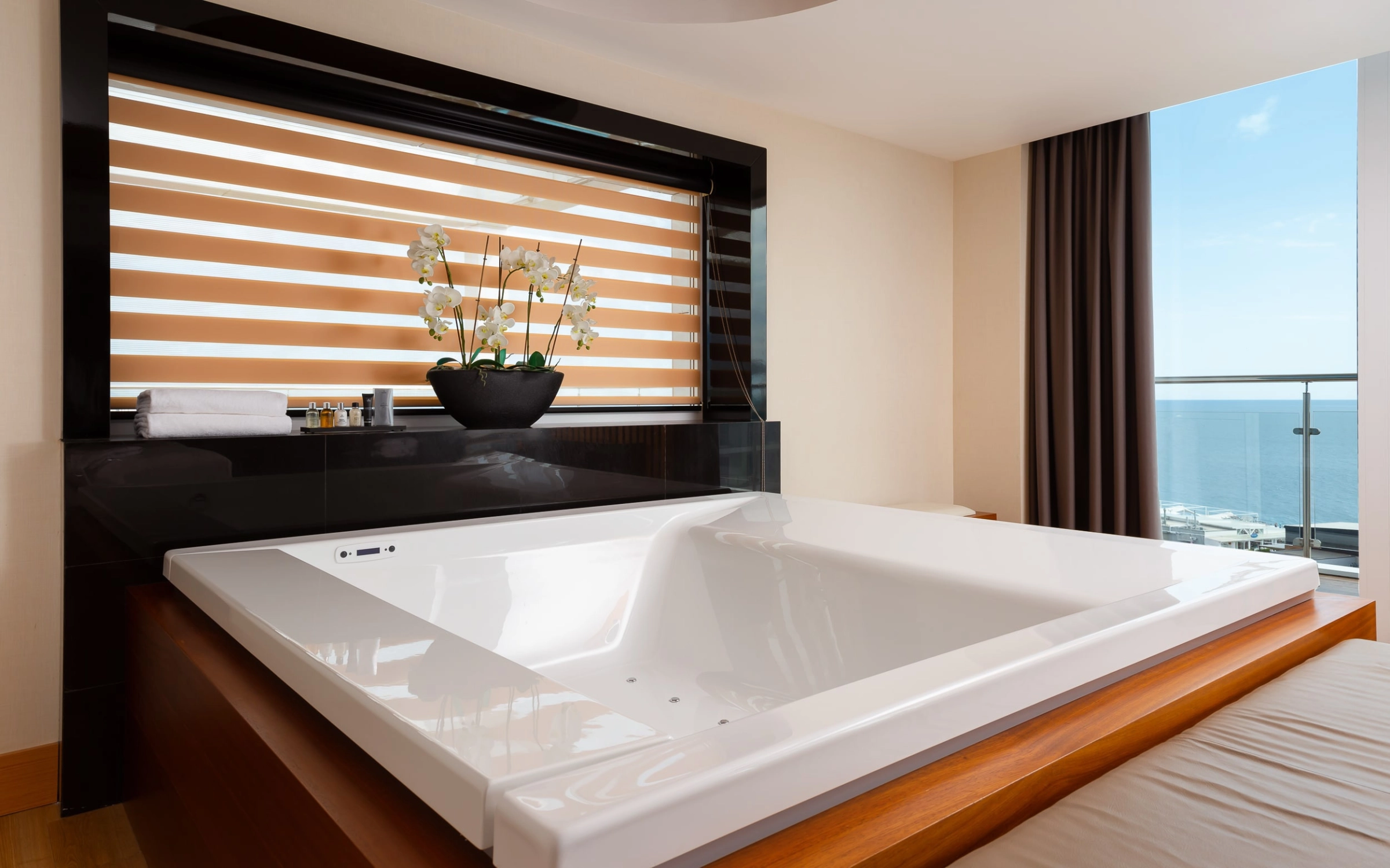 Spa bathtub with striped window and panoramic sea view bathroom