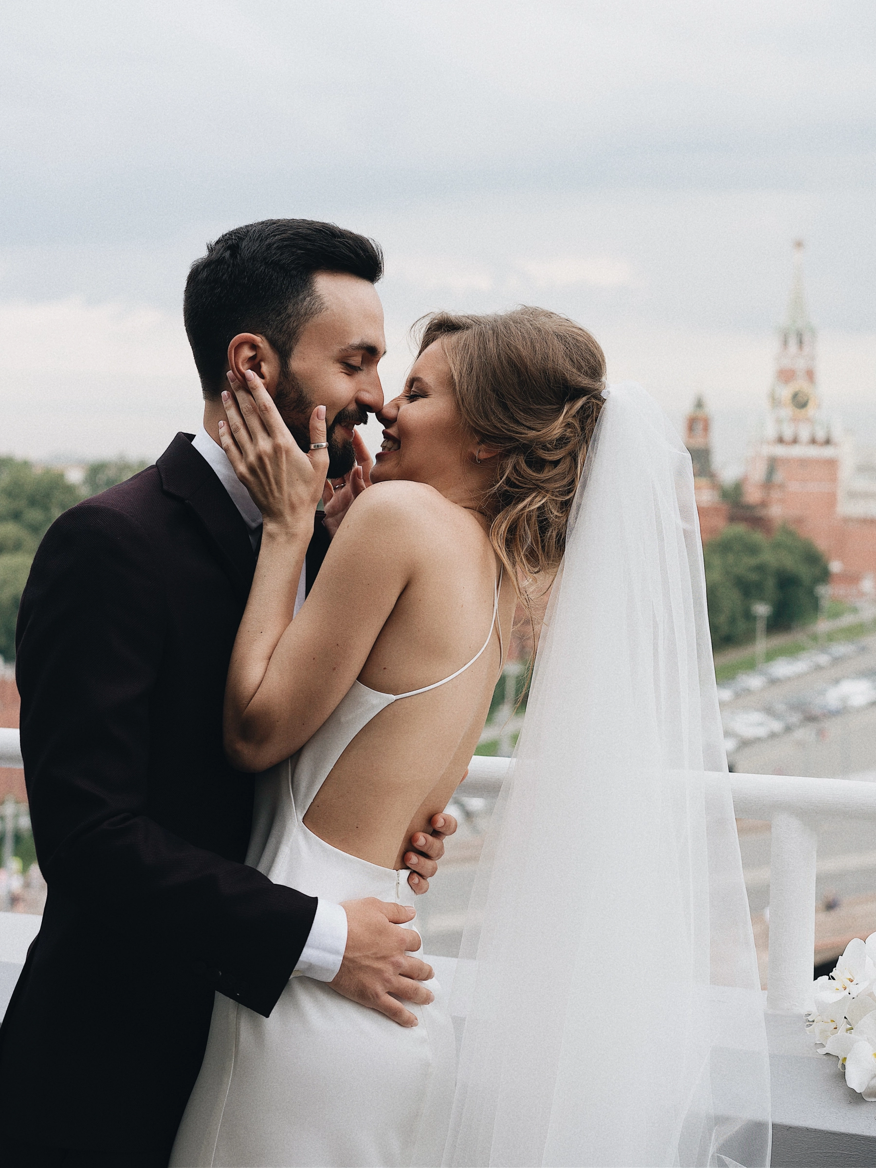 свадебная пара жених невеста целуются терраса вид на Кремль москва
