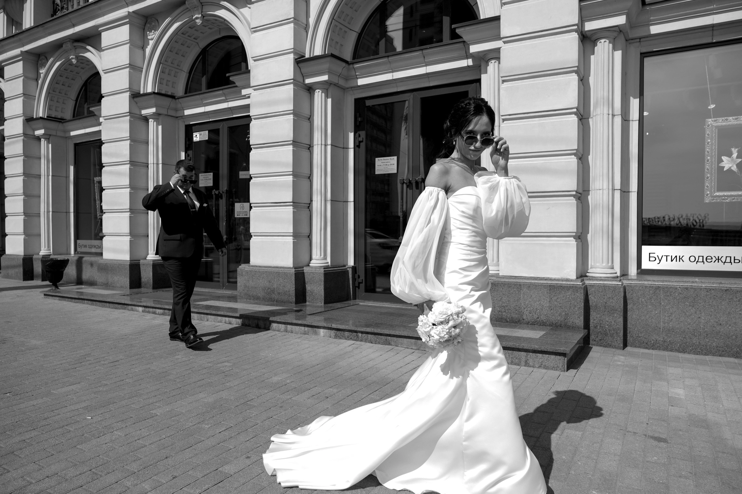 Невеста в свадебном платье на фоне красивой архитектуры города