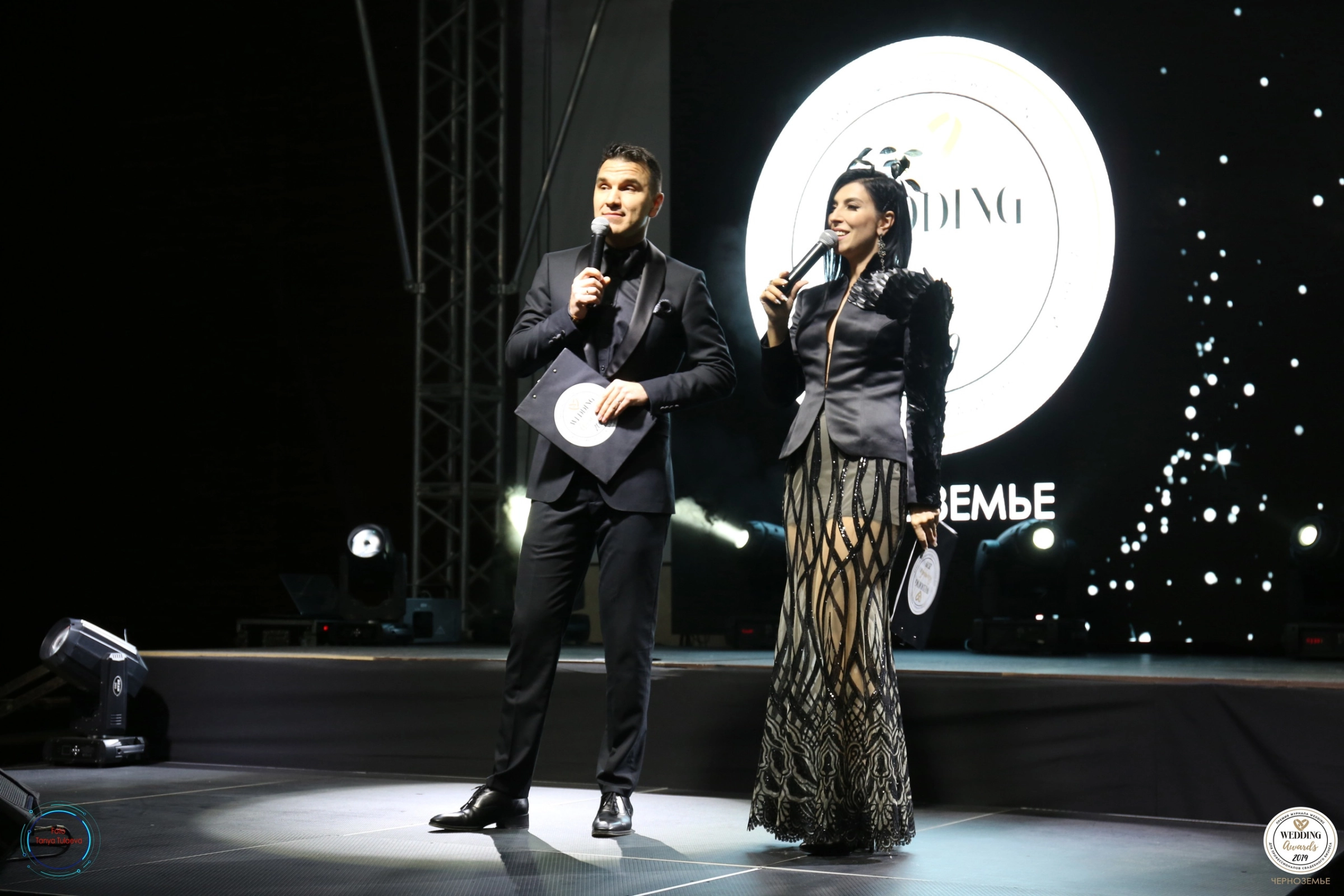 ведущая в кружевном платье на церемонии награждения Wedding Awards