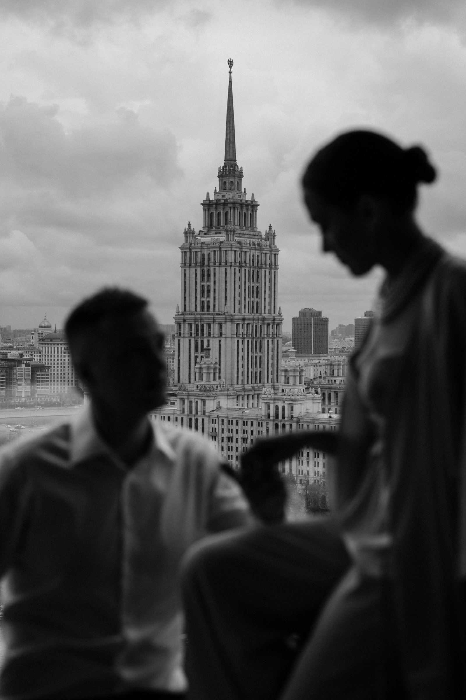 жених и невеста на смотровой площадке на фоне сталинской высотки чёрно-белое фото