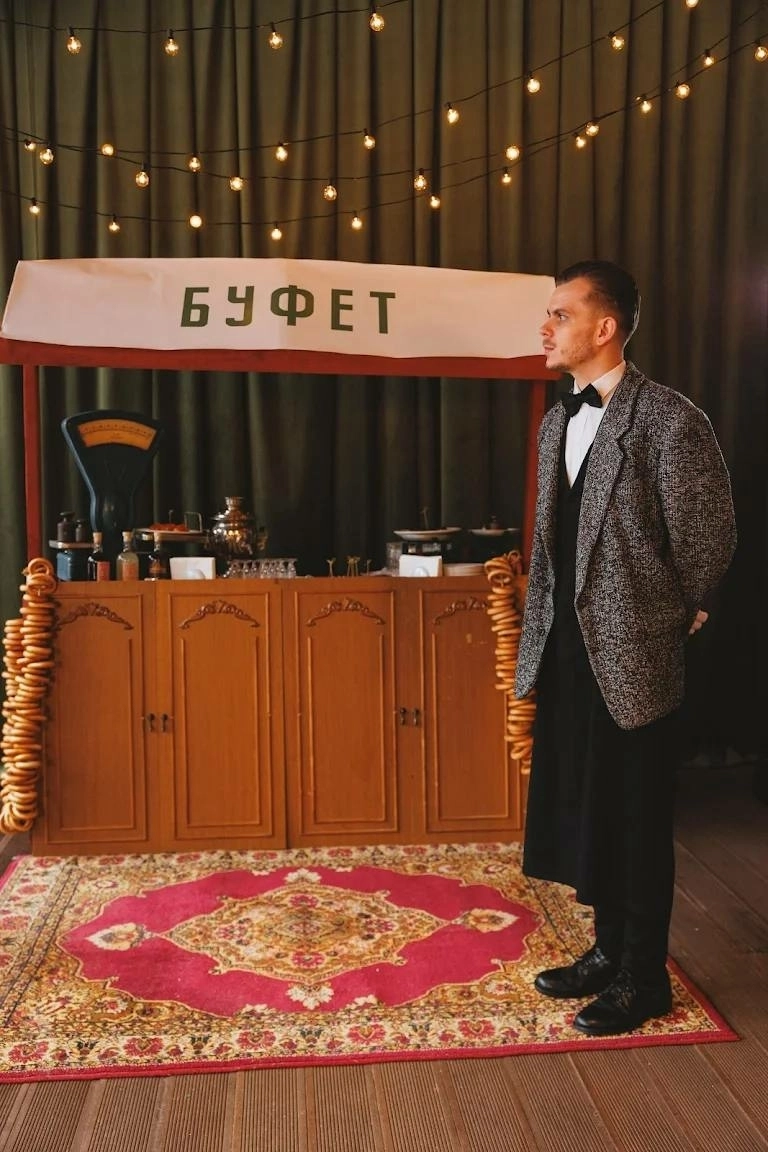 буфетная стойка с вывеской и весами в советском стиле