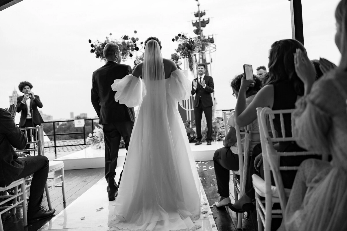 праздничный стол в сине-фиолетовой космической тематике вечера торжества