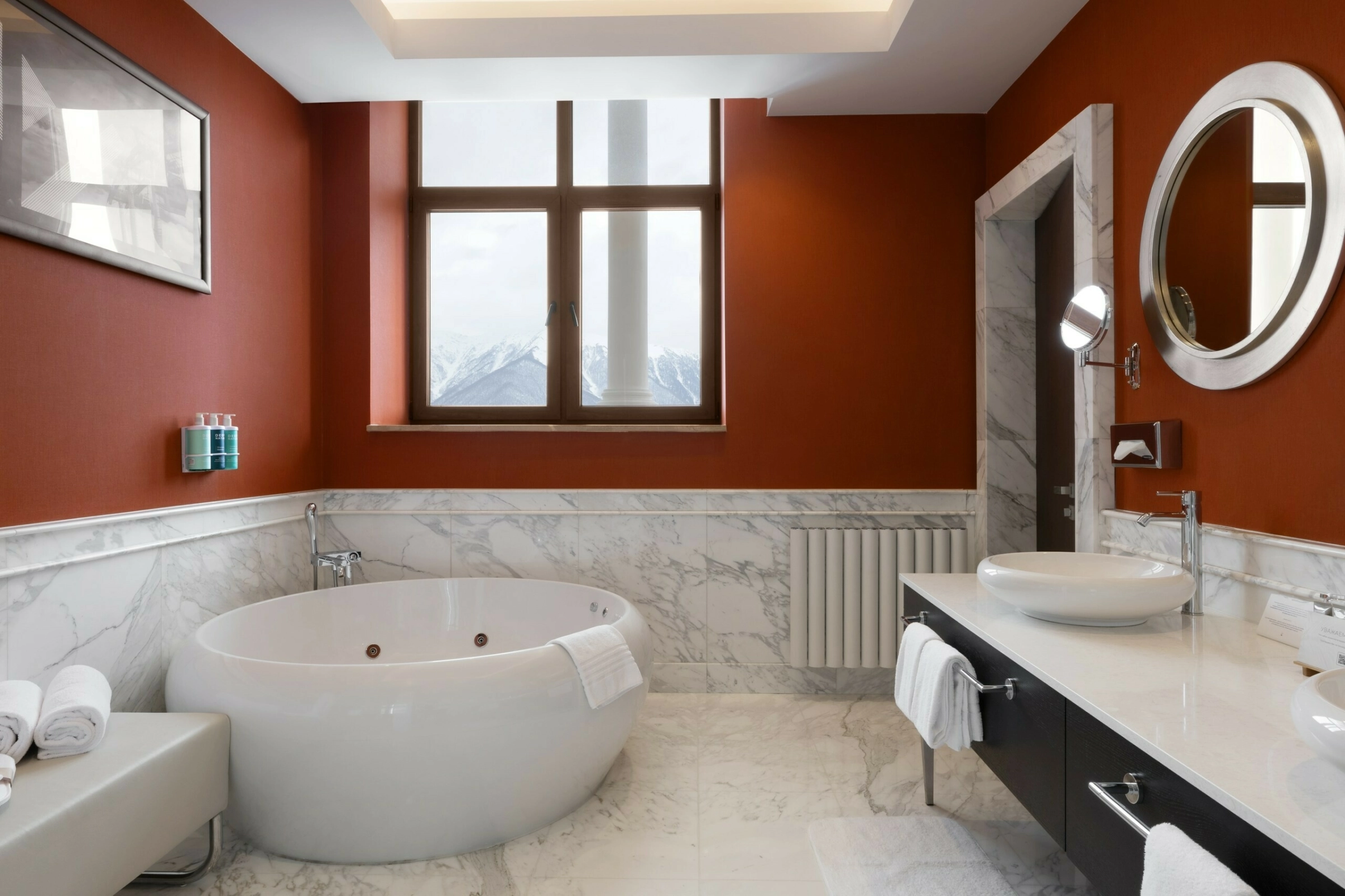 Ванная люкса с джакузи, халатами и стеклянными душевыми кабинами
