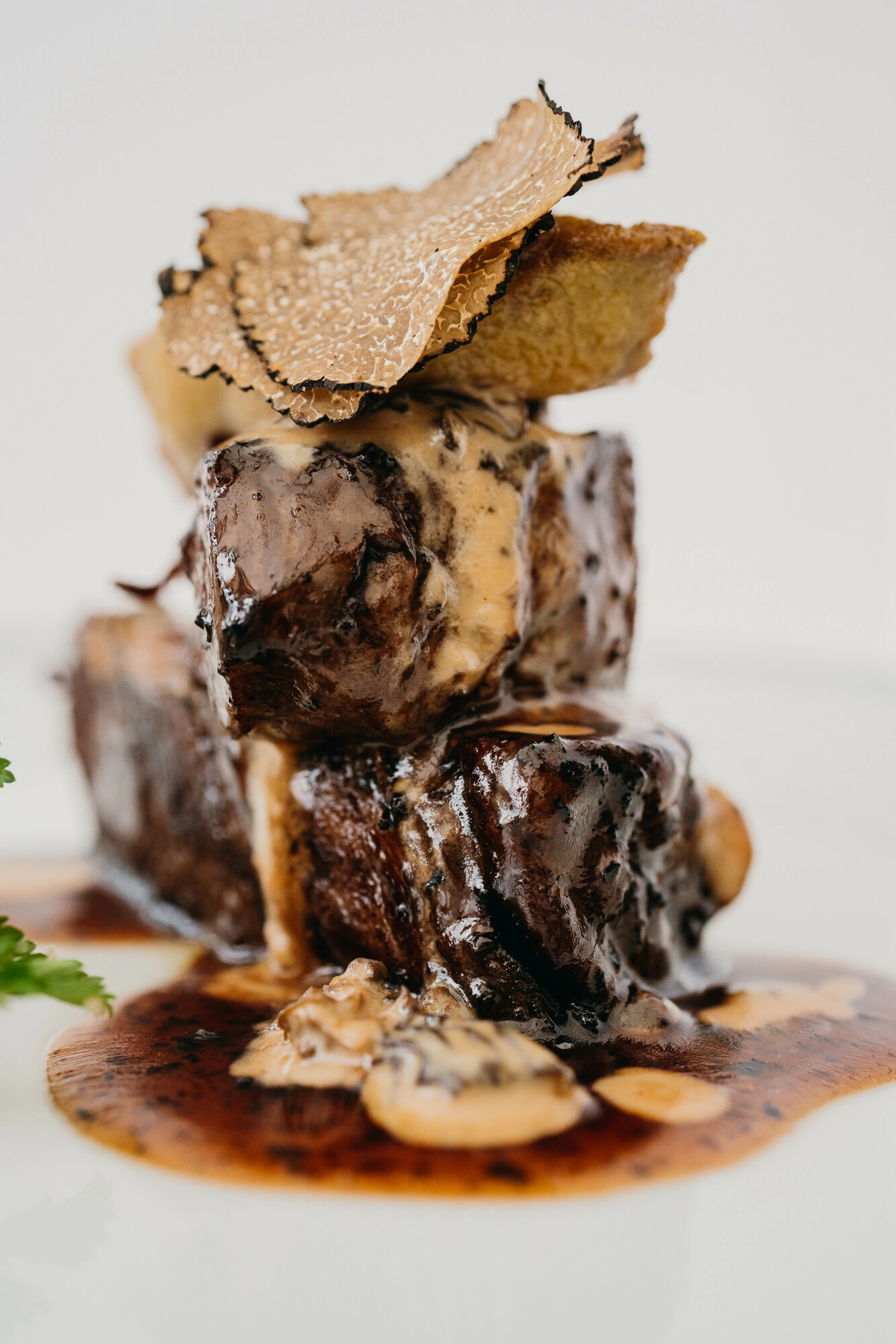 мясные кубики с чёрным трюфелем и сливочным соусом