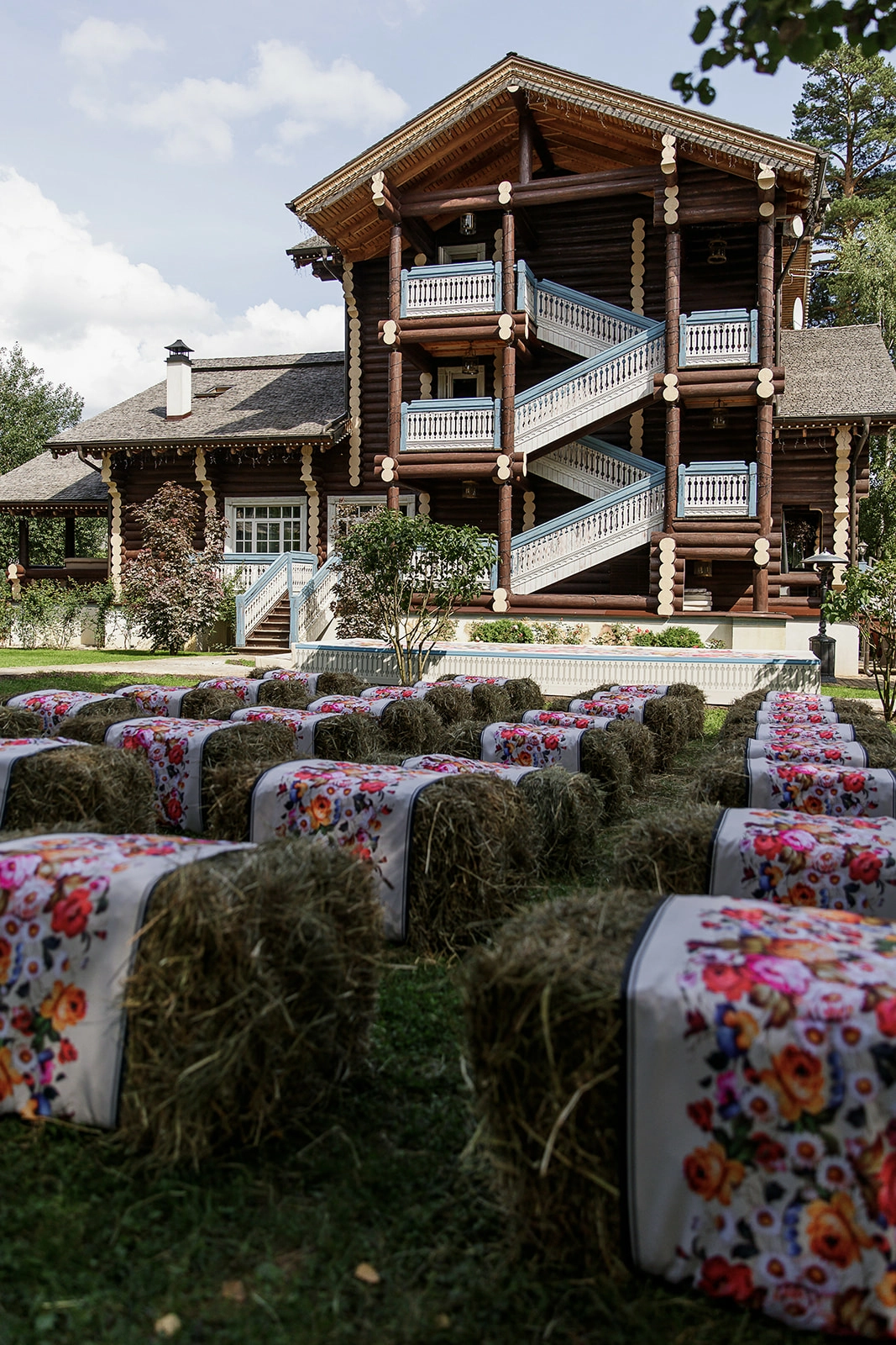 длинный стол с осенними листьями и цветами при красном свете