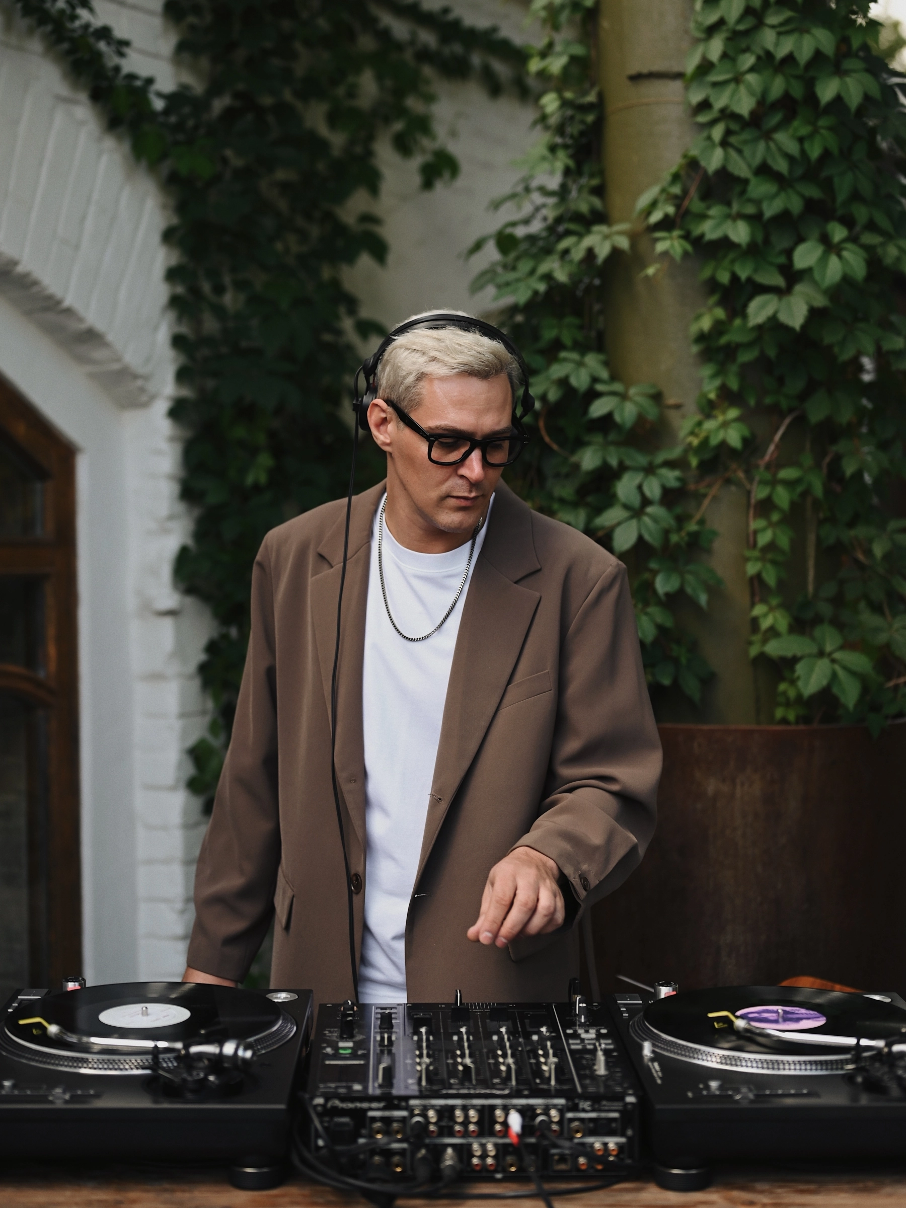 DJ работает с наушниками и электромузыкой фото
