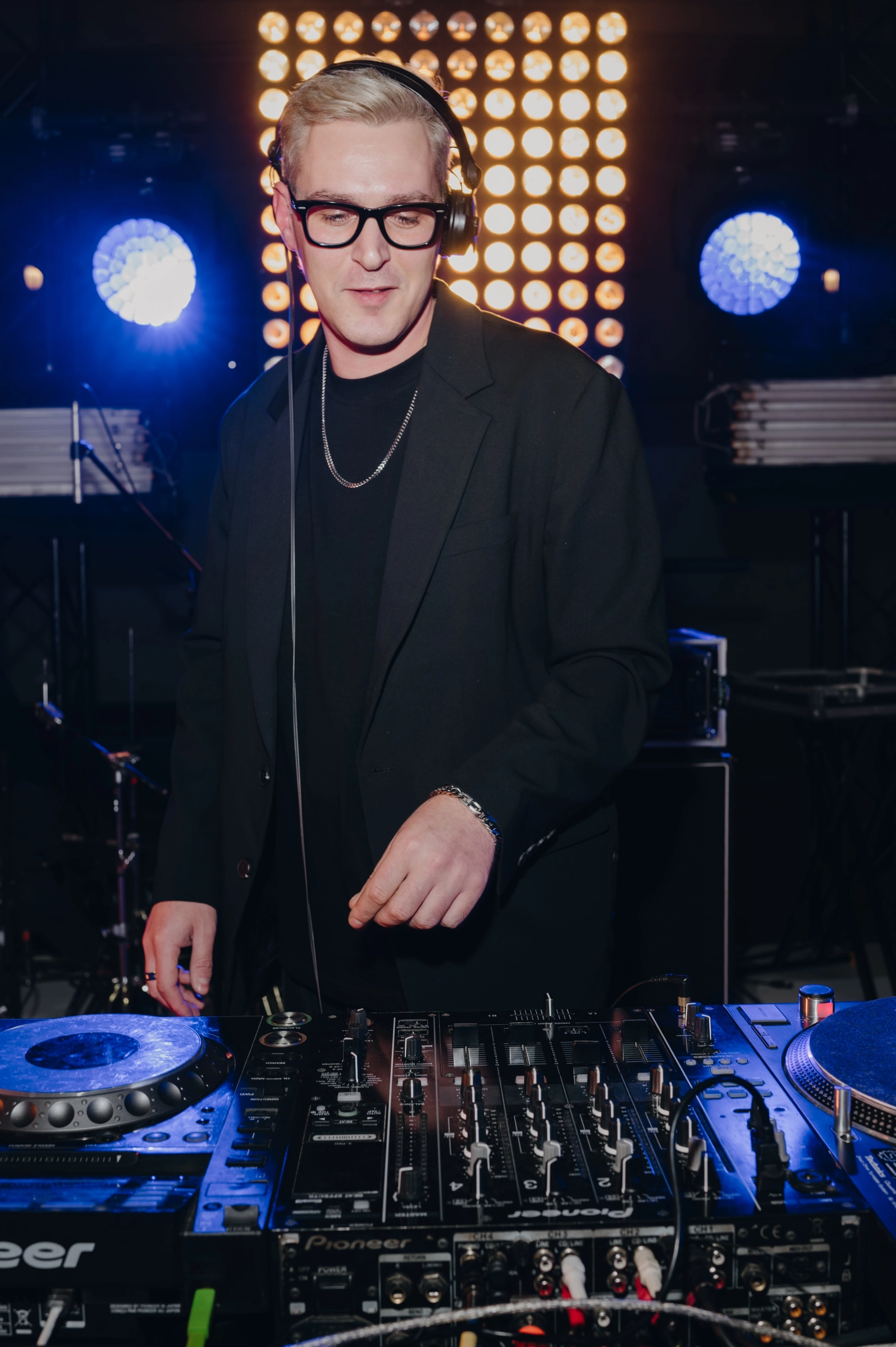 DJ работает с наушниками и электромузыкой фото