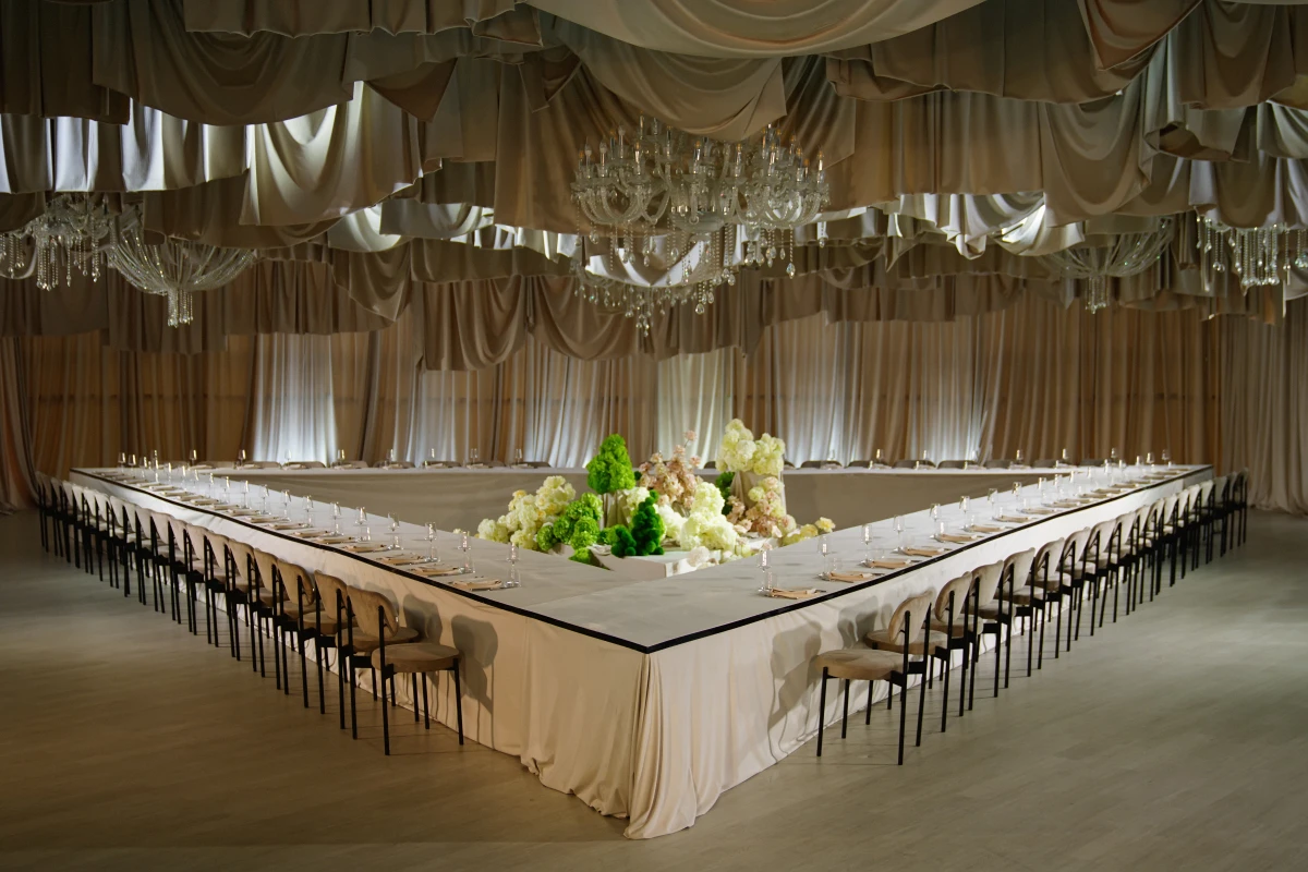 Молодожены на фоне красивого свадебного декора оформления