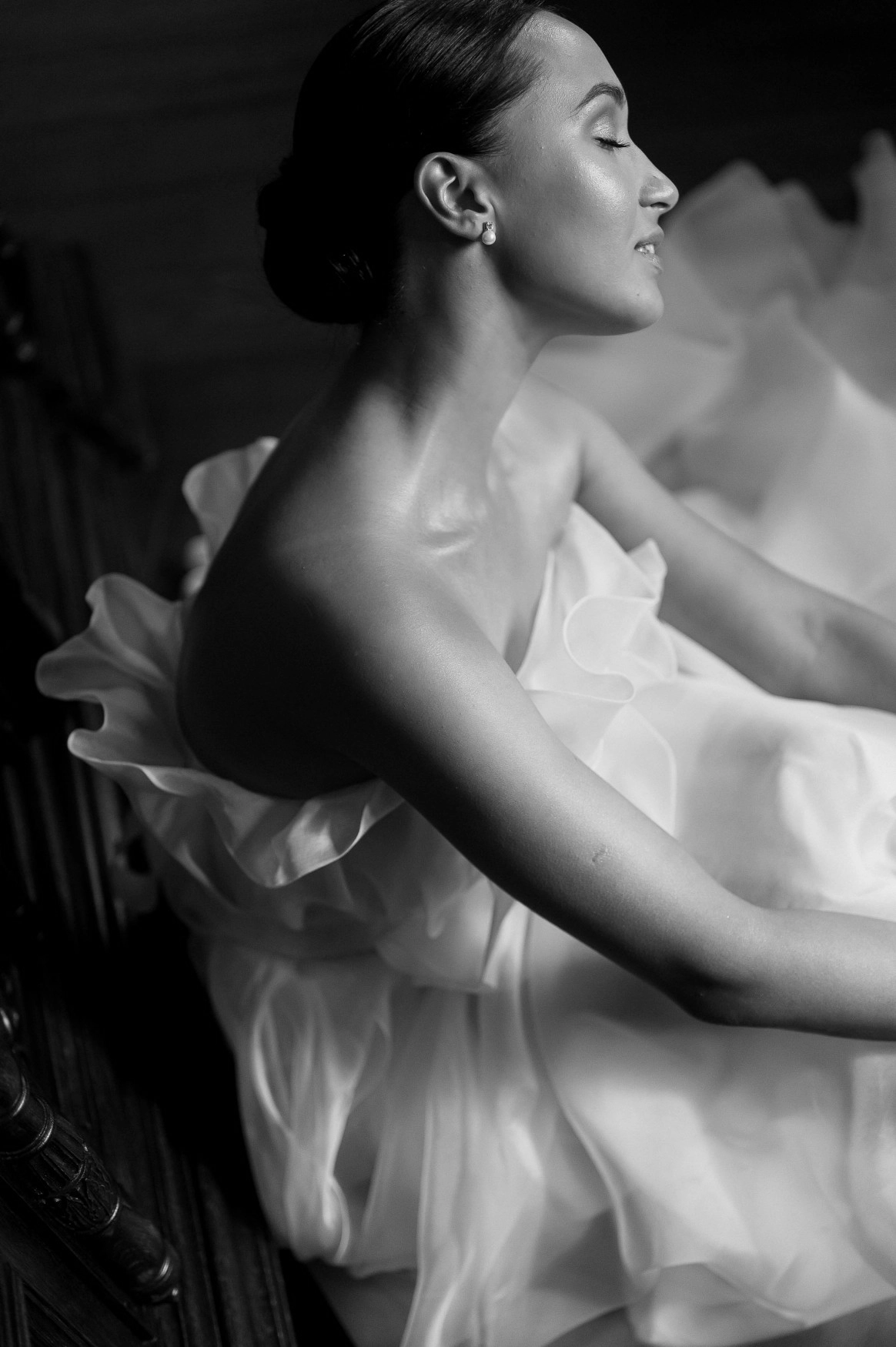 невеста в платье с воланами из органзы в профиль