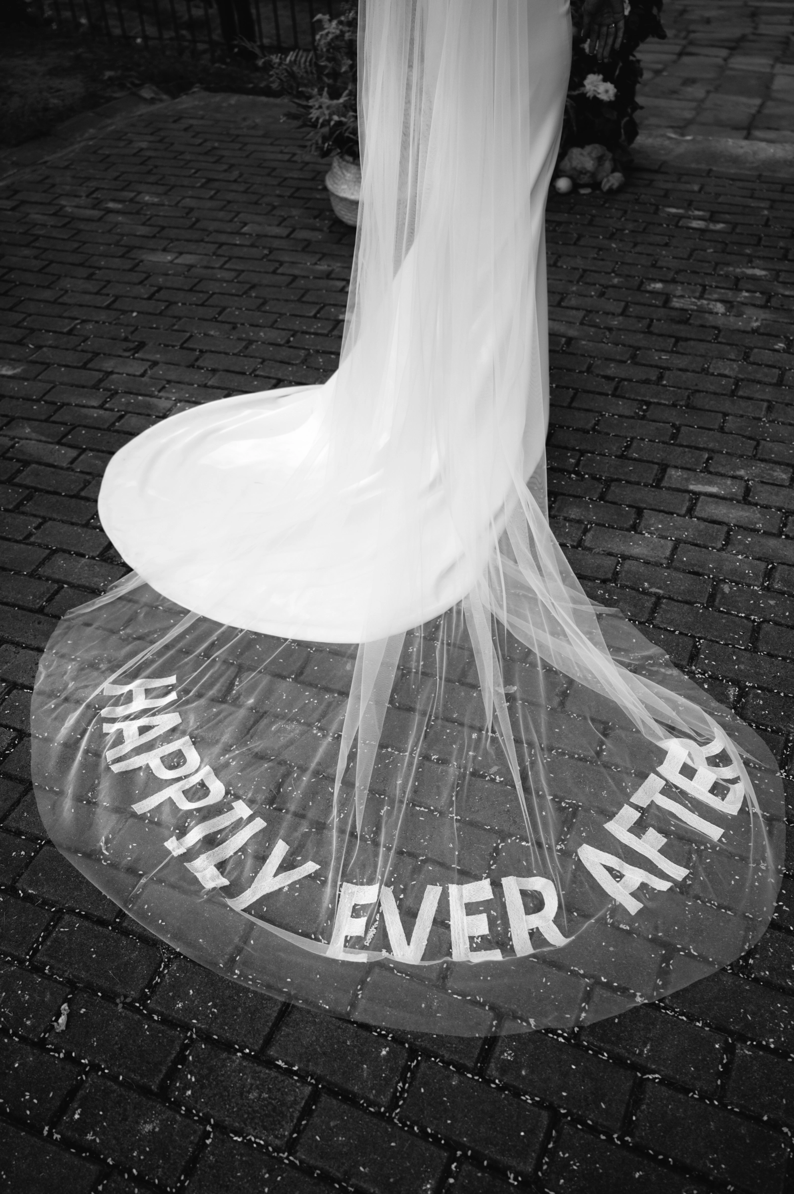 Фата невесты с вышивкой Happily Ever After на брусчатке