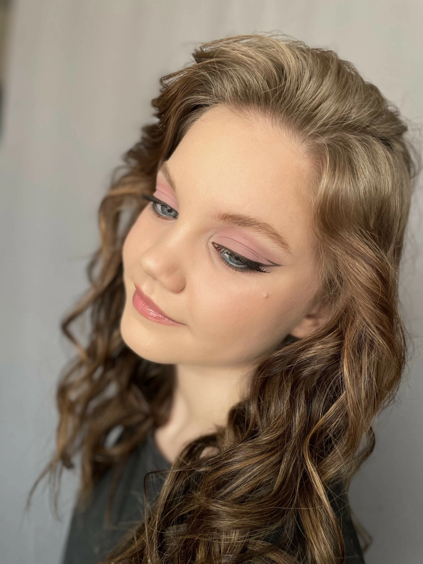 макияж с розовыми тенями и объёмными локонами, портрет крупным планом