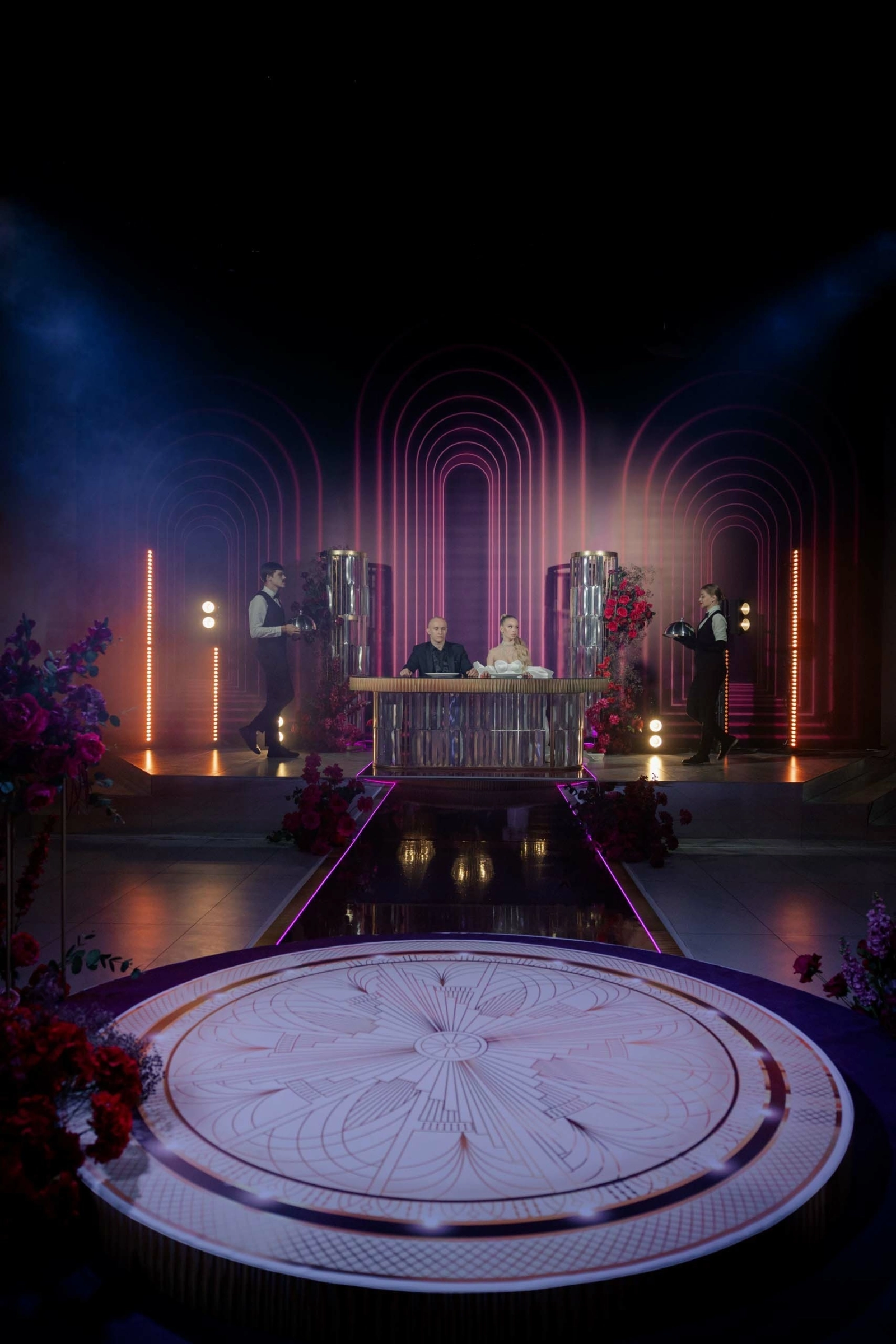 сцена регистрации молодожёнов с розовыми неоновыми арками и цветами