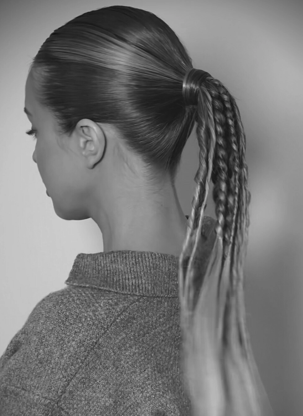 гладкий высокий хвост с плетёными косичками чёрно-белый портрет со спины