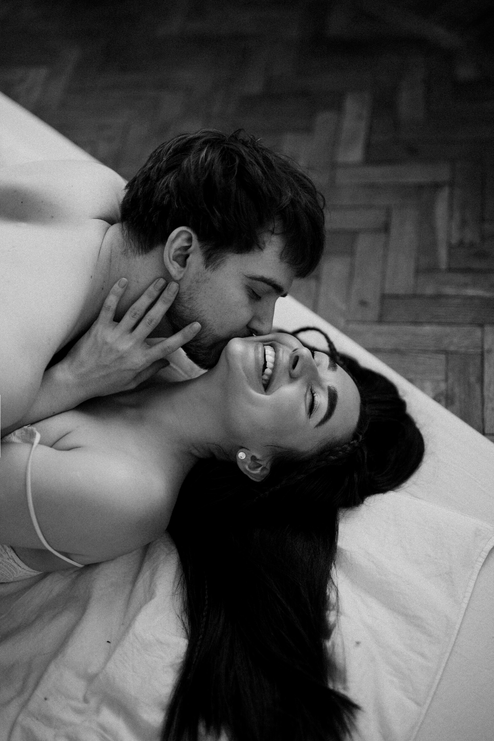 пара обнимается лёжа в постели чёрно-белый портрет love story