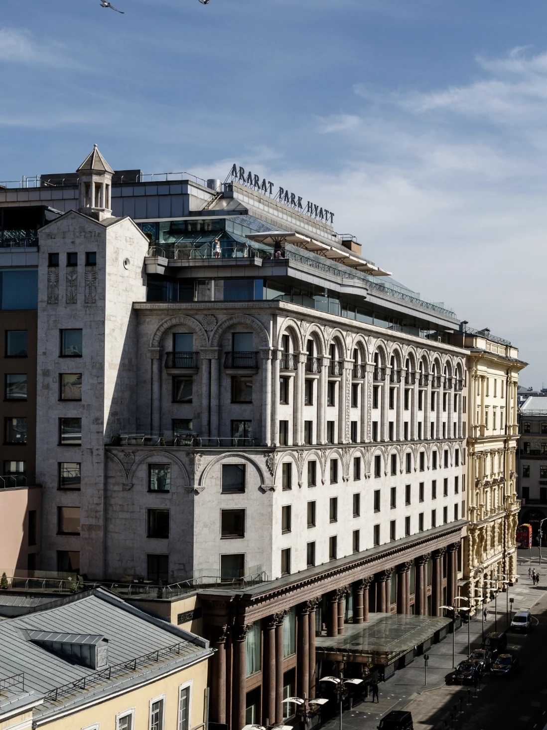 исторический фасад отеля ararat park hyatt moscow с аркадой днём