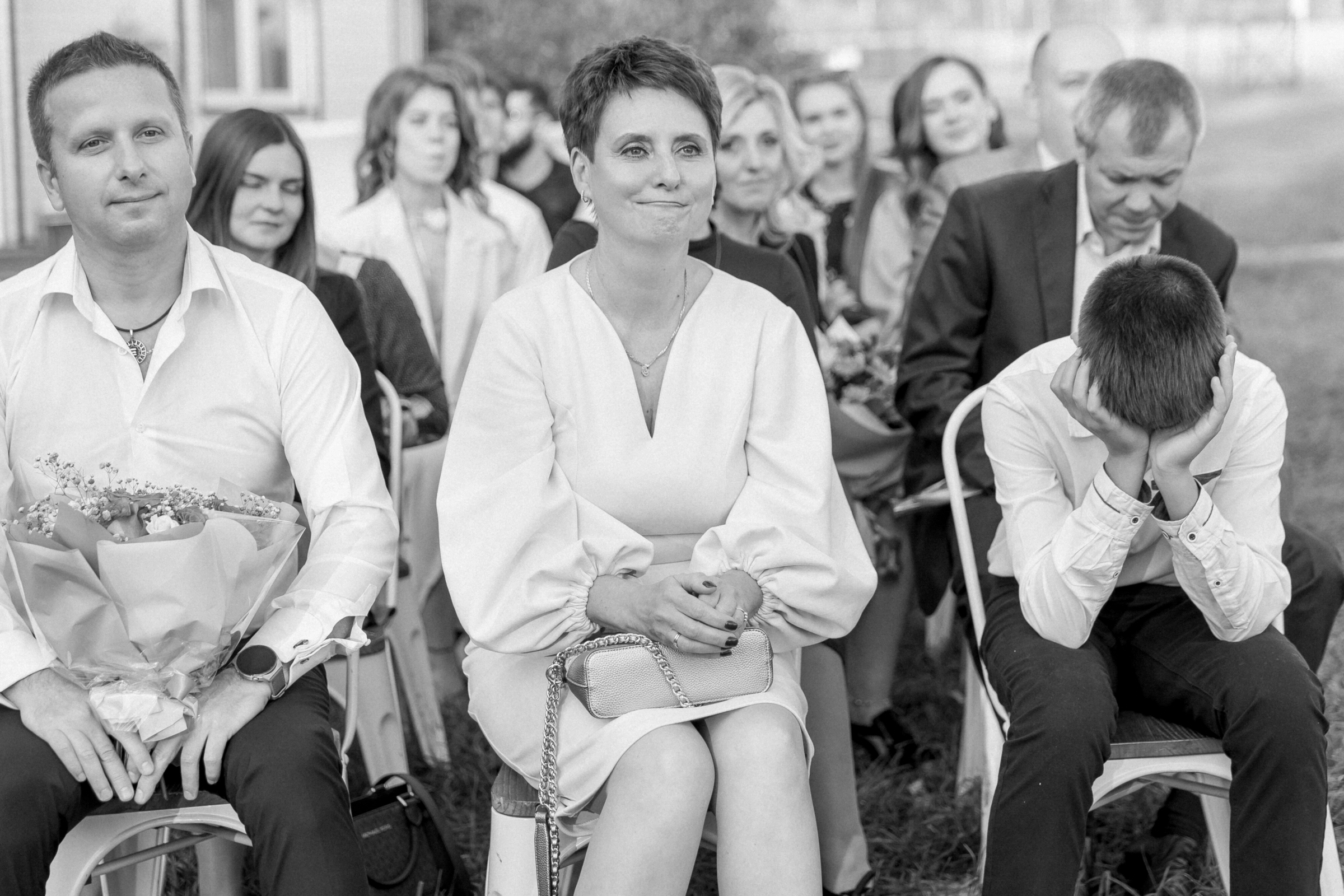 Зрители плачут и улыбаются во время свадебного обряда