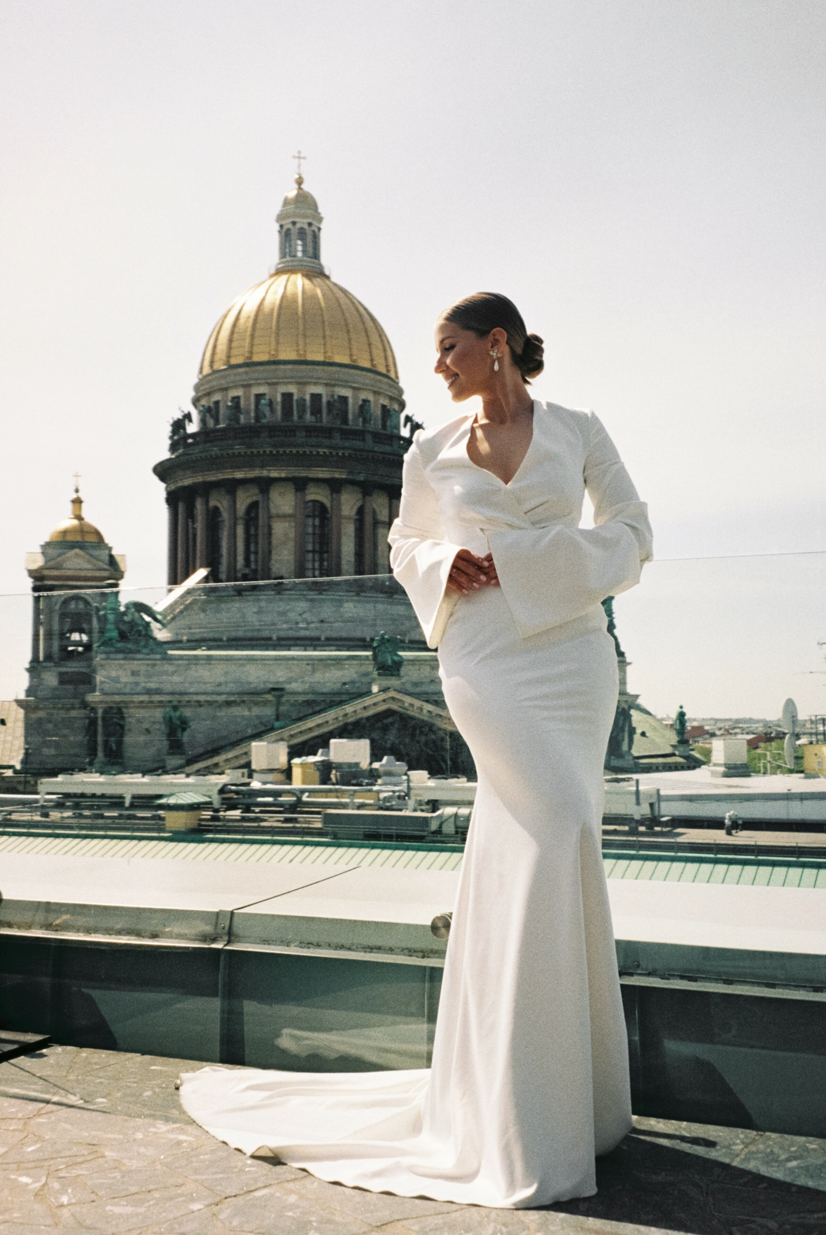 невеста в белом платье на крыше на фоне купола собора