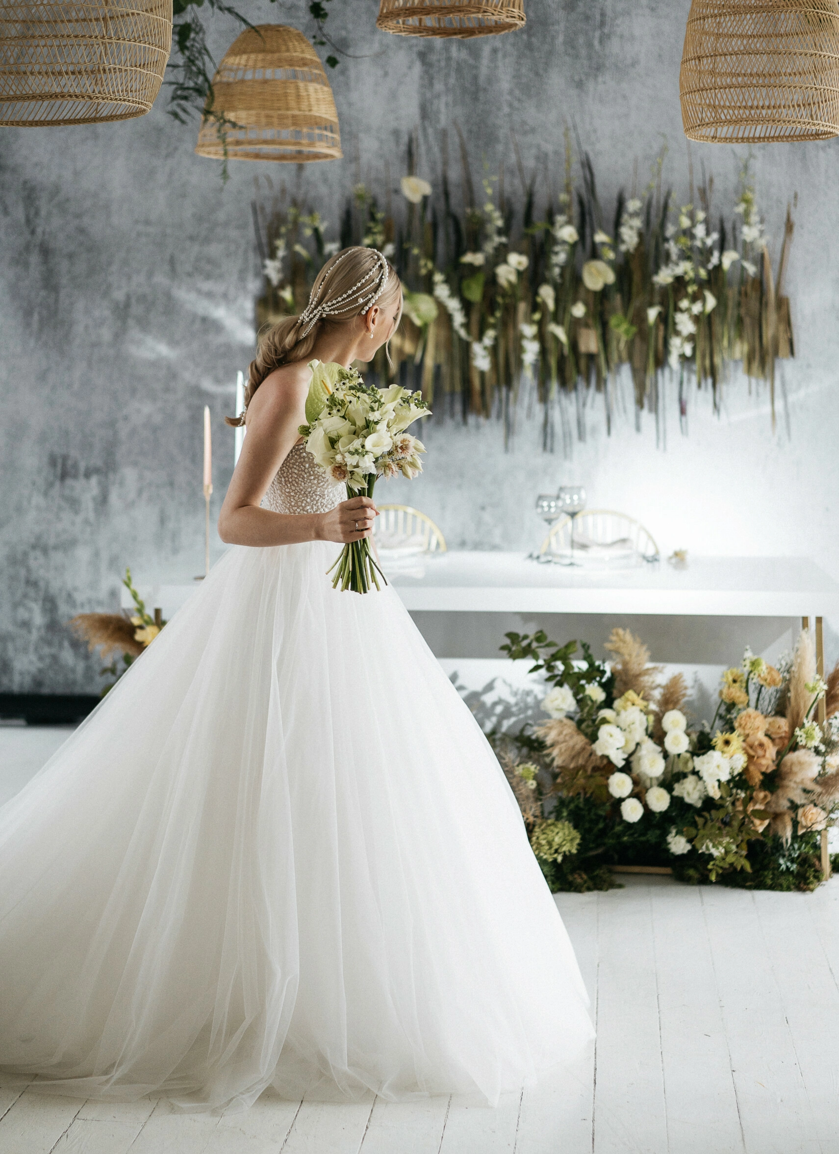 невеста в пышном платье у стены из пампасной травы