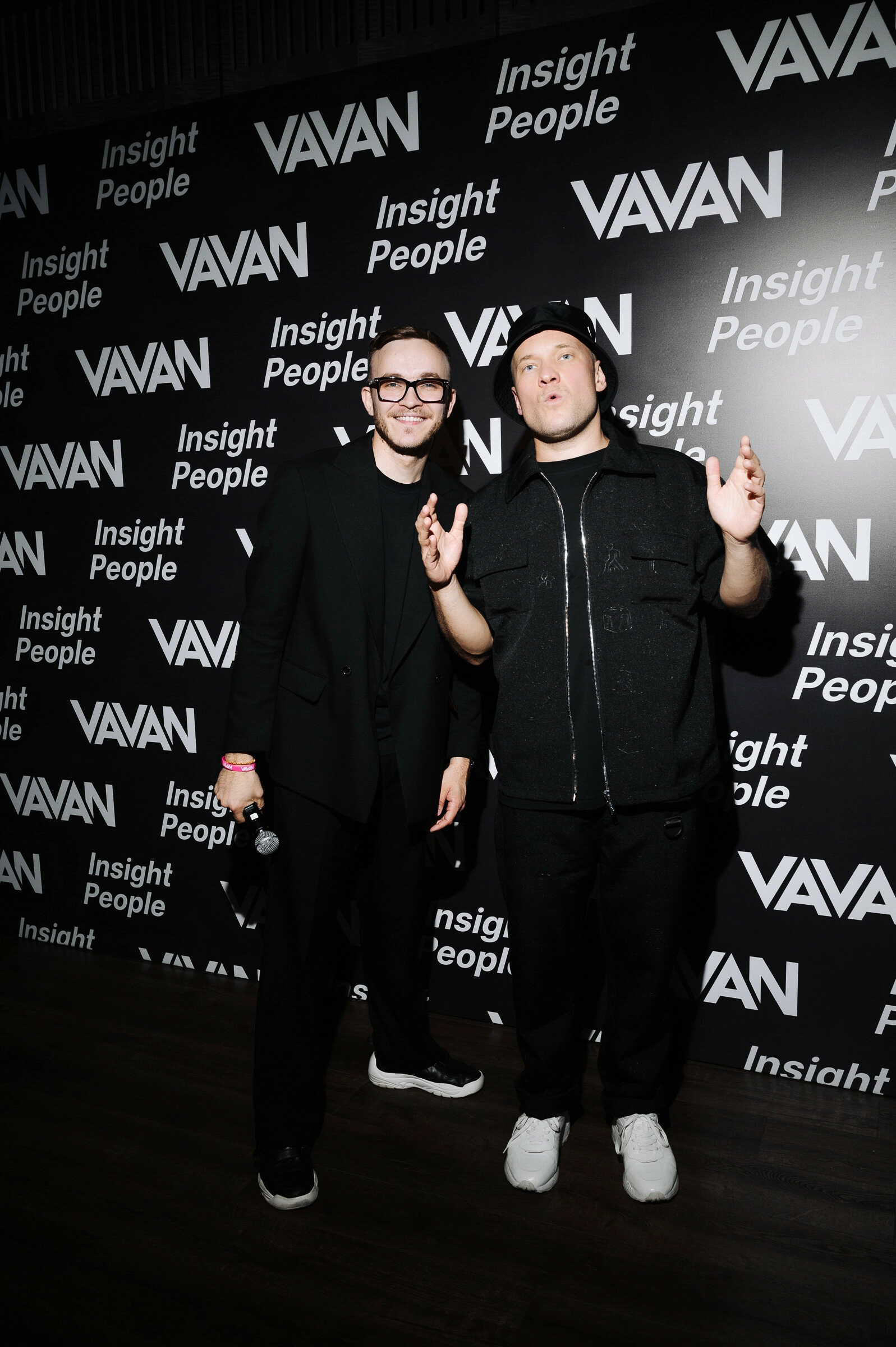 Двое мужчин жестикулируют у логотипов VAVAN и Insight People