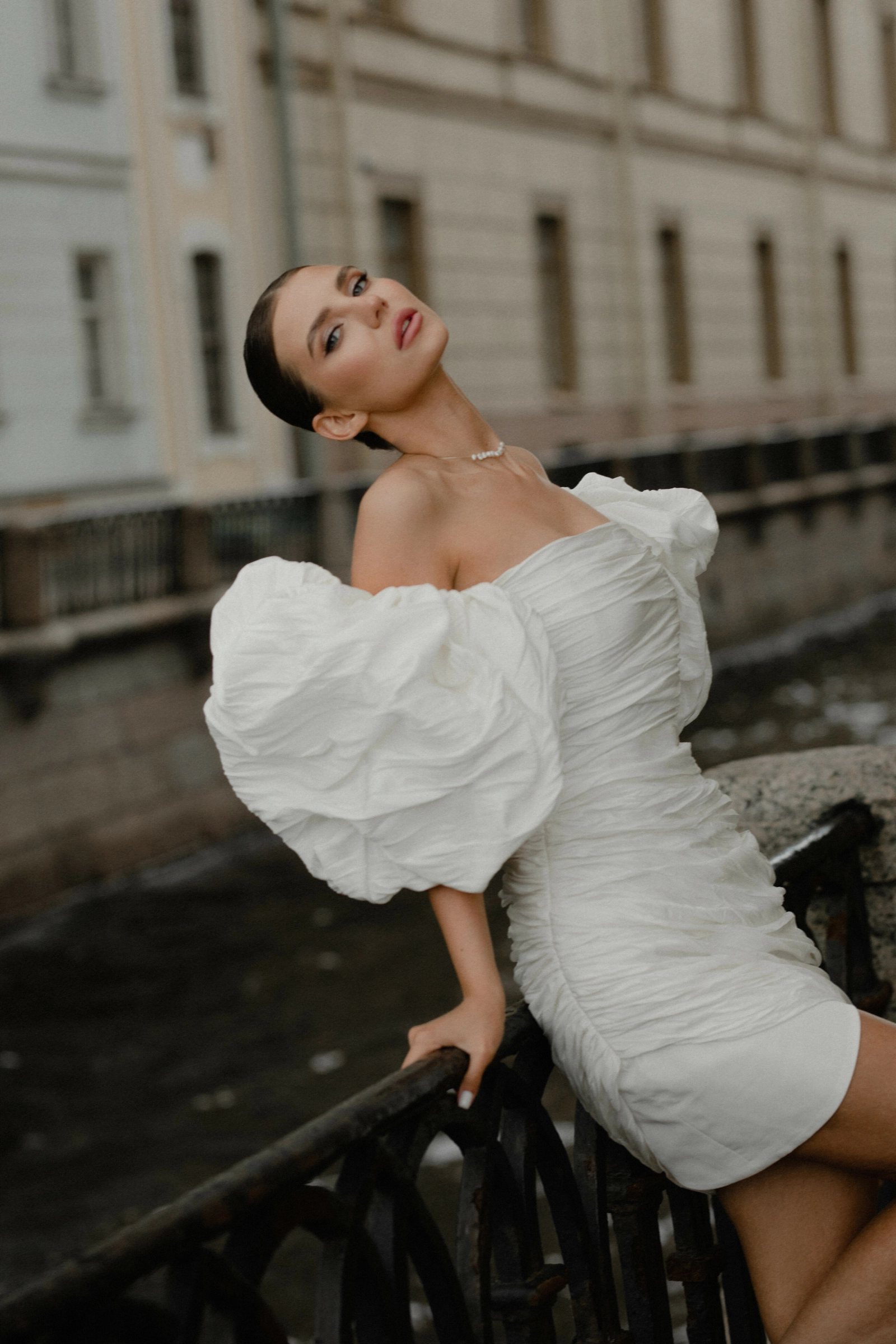 невеста в коротком платье с объёмным рукавом у набережной