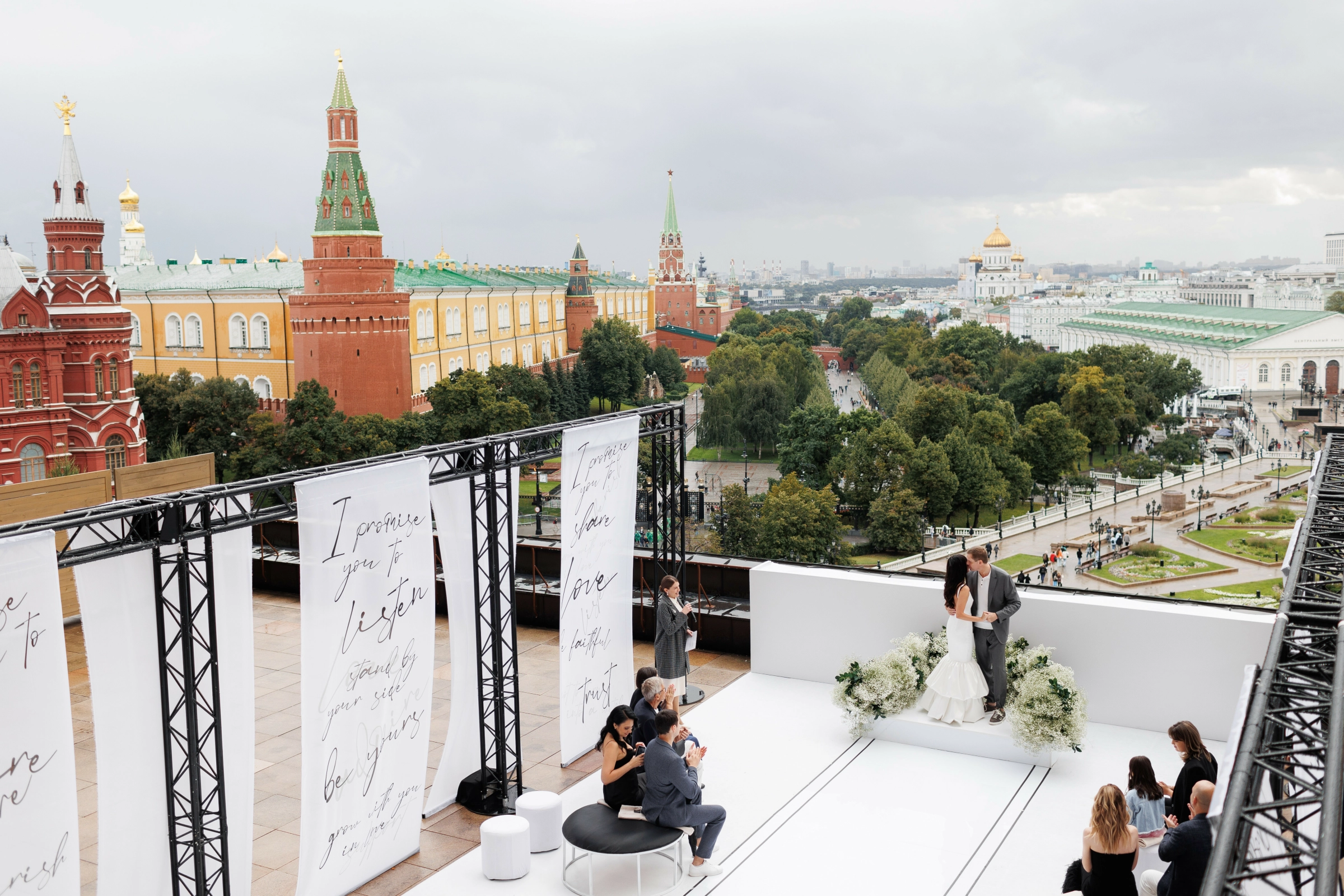 Жених и невеста на церемонии на крыше с видом на Кремль