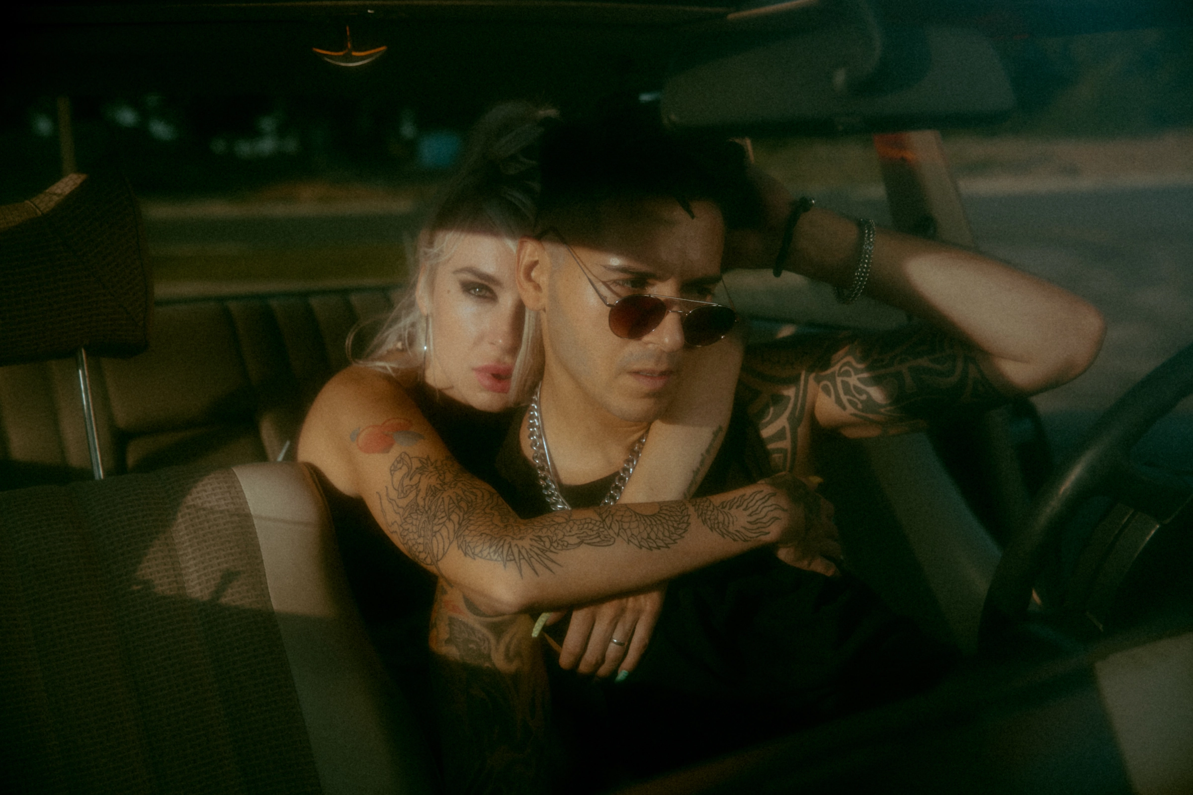 пара в салоне ретро-автомобиля в стиле love story на закате