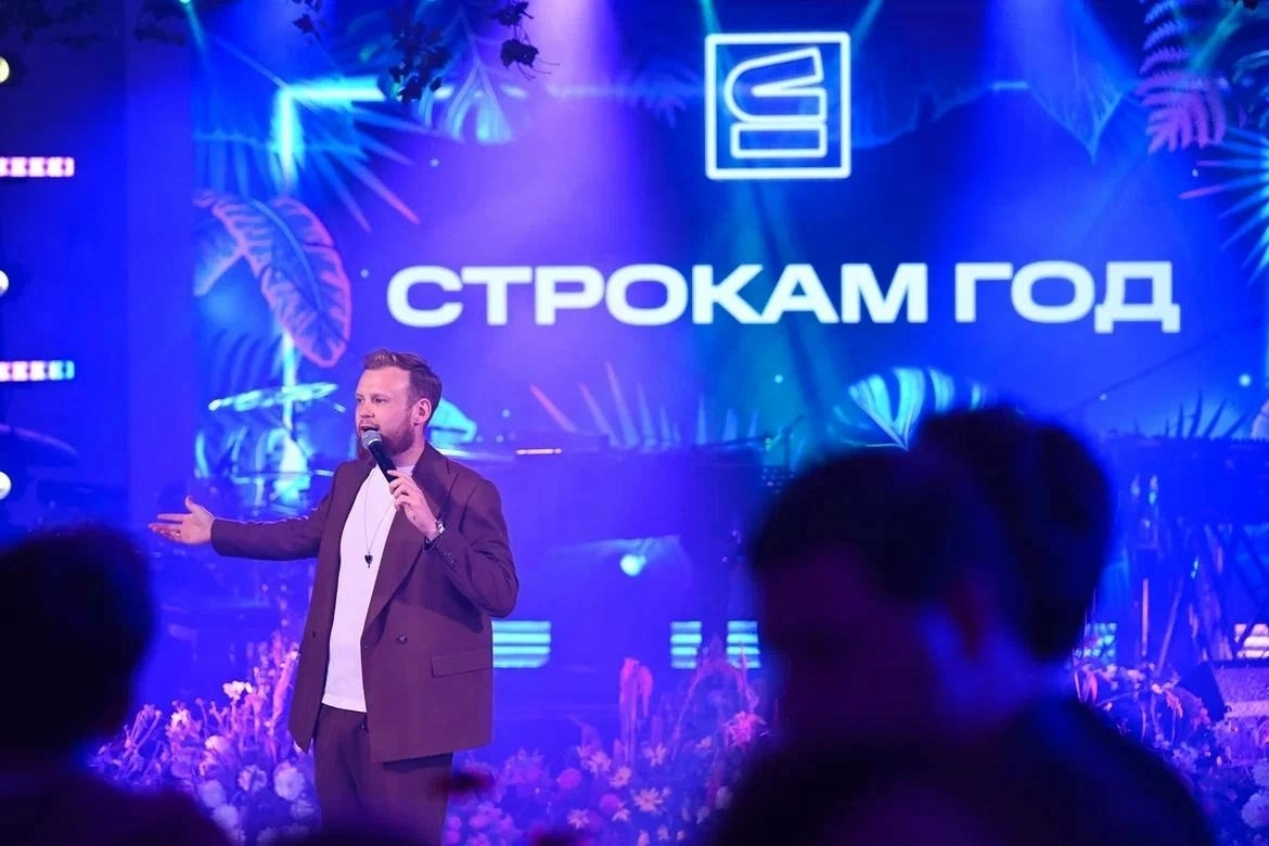 три участника шоу расположились в креслах перед началом номера