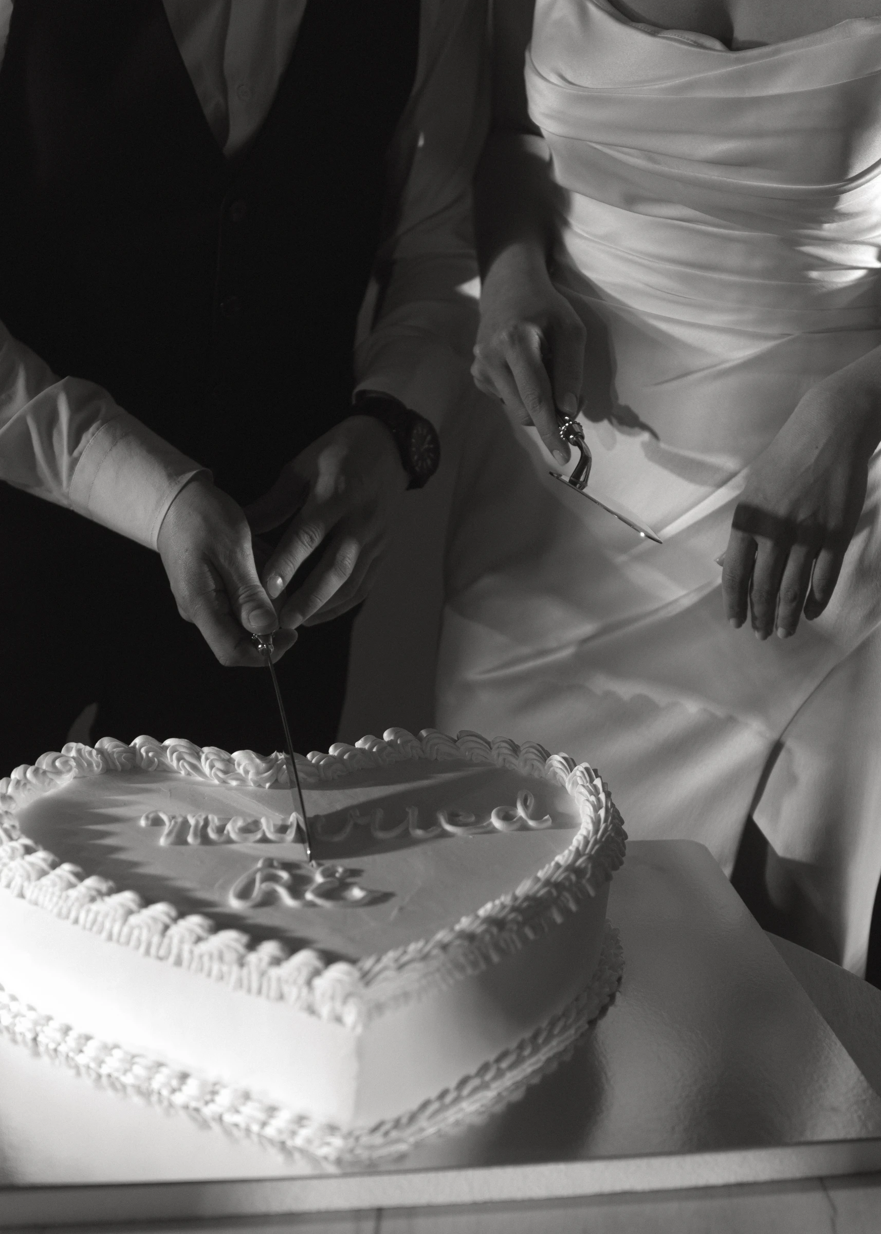 молодожёны разрезают торт с надписью married крупным планом