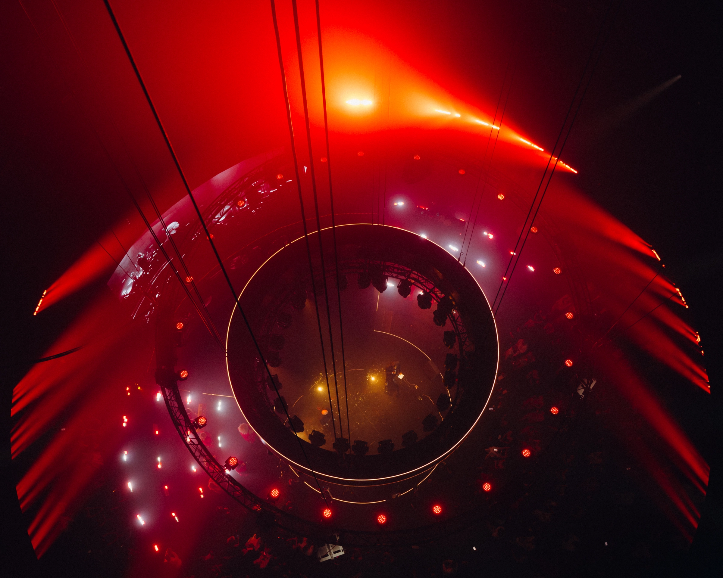 красные лучи расходятся веером под куполом зала
