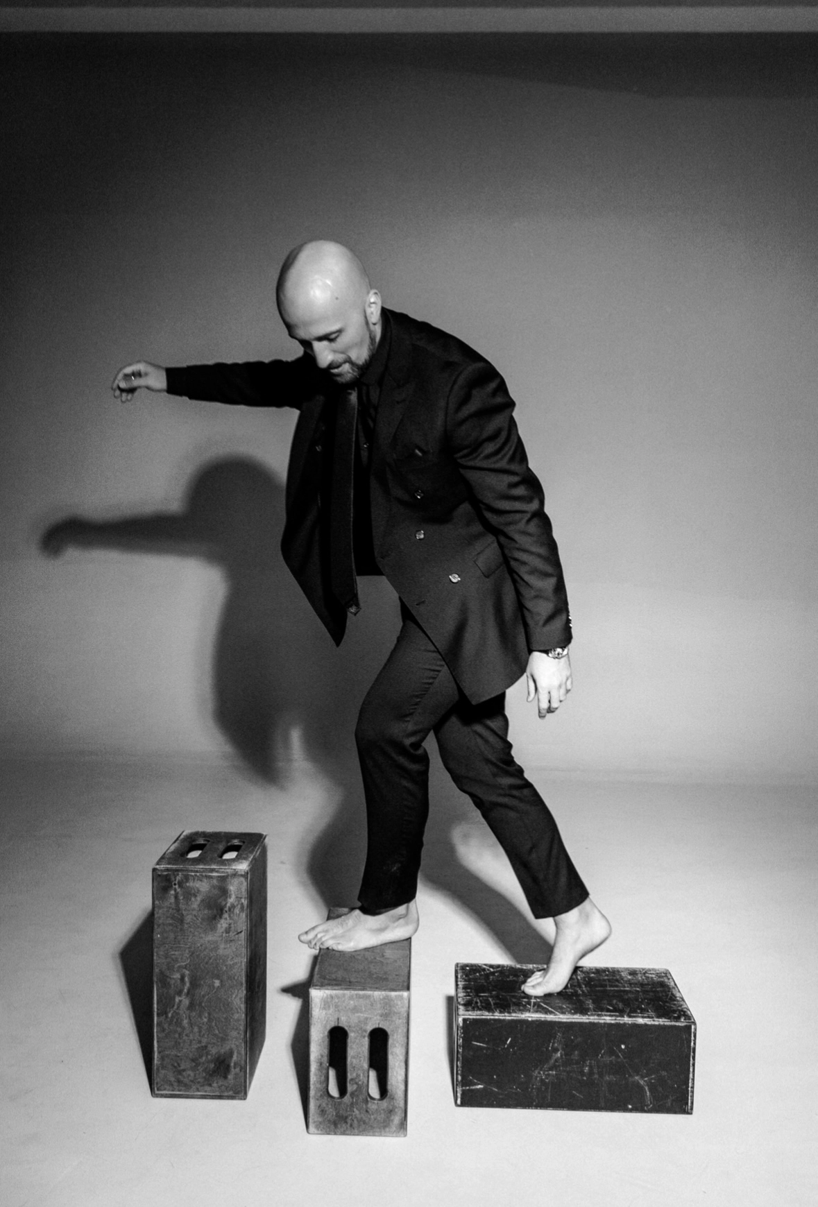 ведущий танцует с гостем на банкете у экрана со звёздным узором