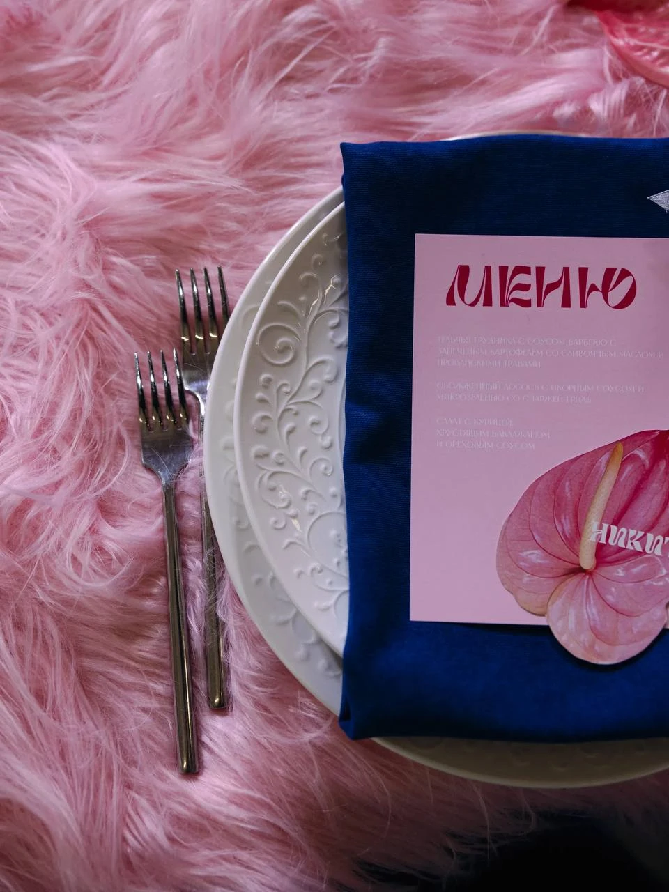 священник в золотой ризе венчает пару под коронами в церкви