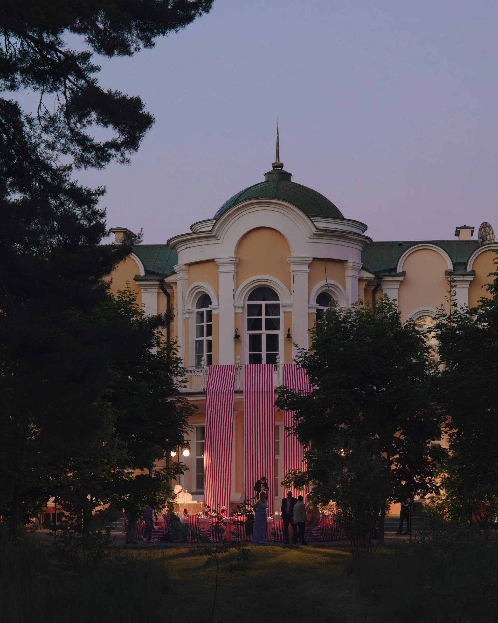 особняк с зелёными куполами в лучах заката перед началом банкета