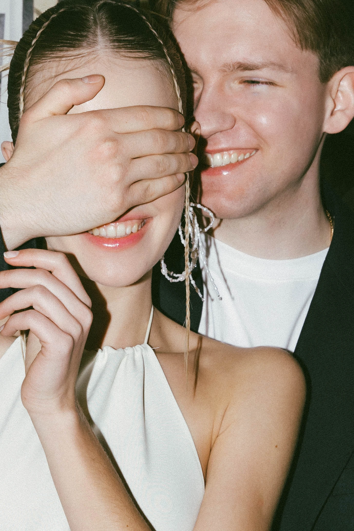 пара смеётся на постановочном крупном плане love-story фотосессии