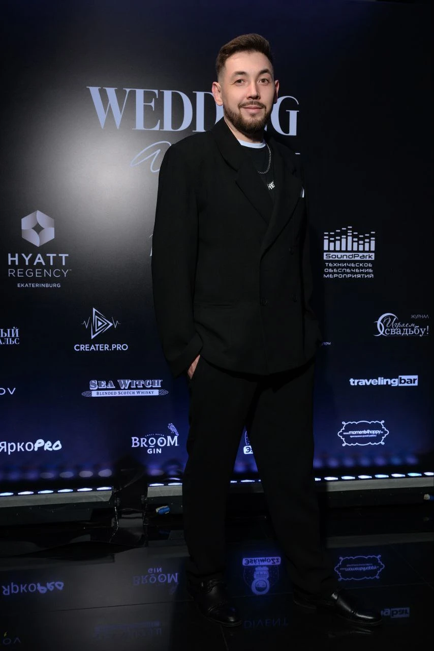 ведущий свадеб позирует на фотозоне отраслевой премии Wedding Awards в костюме