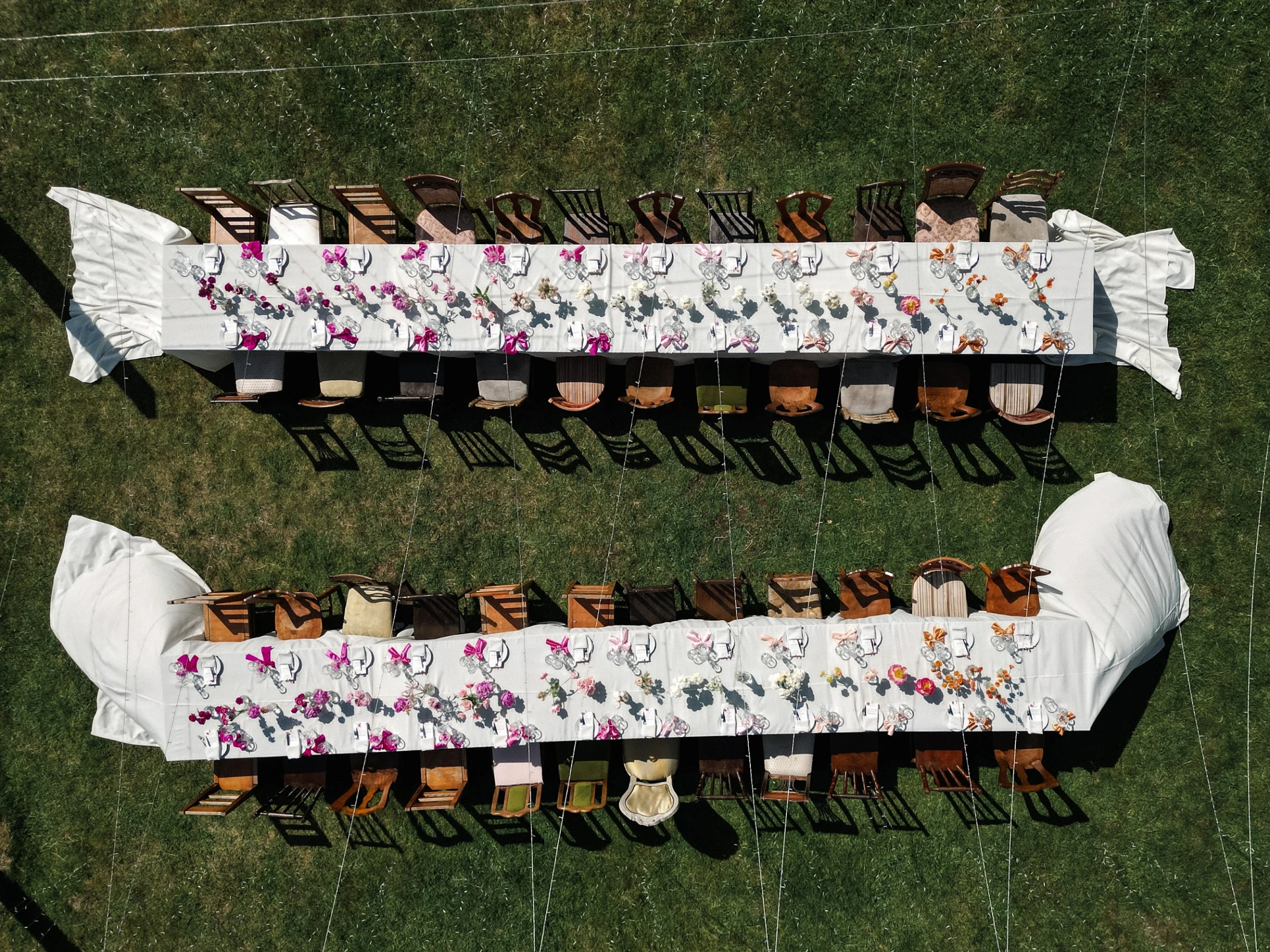 два свадебных стола с цветочным декором вид с высоты птичьего полёта