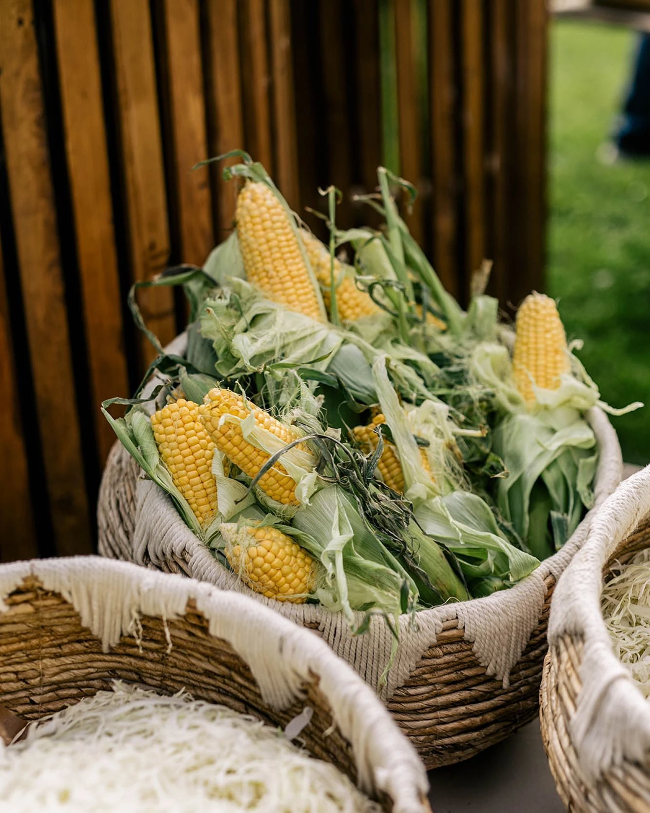 Свежая кукуруза в плетеных корзинах для летнего фуршета