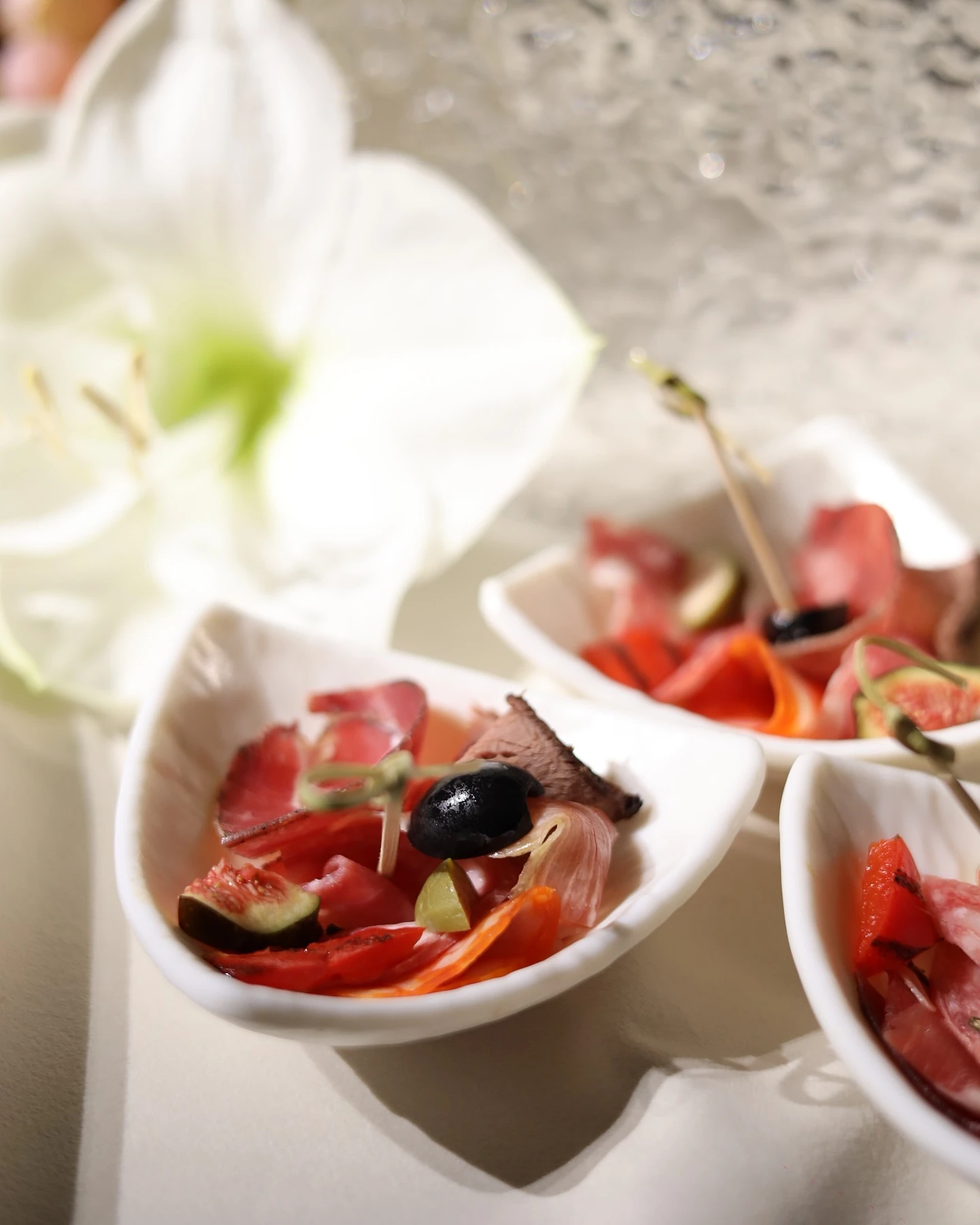 Мясное ассорти с инжиром и оливками в пиалах на фуршете